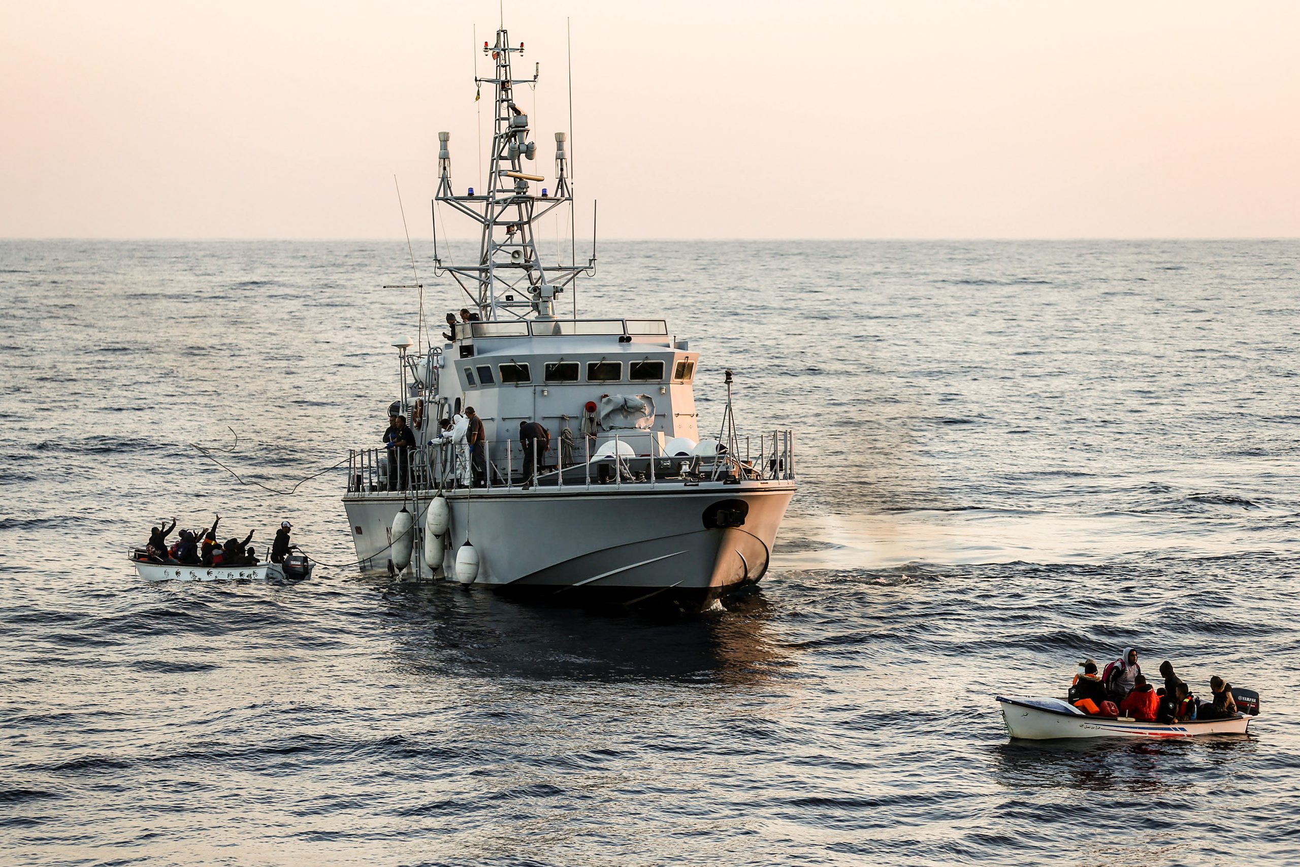 “Salvar vidas” em português no Mediterrâneo