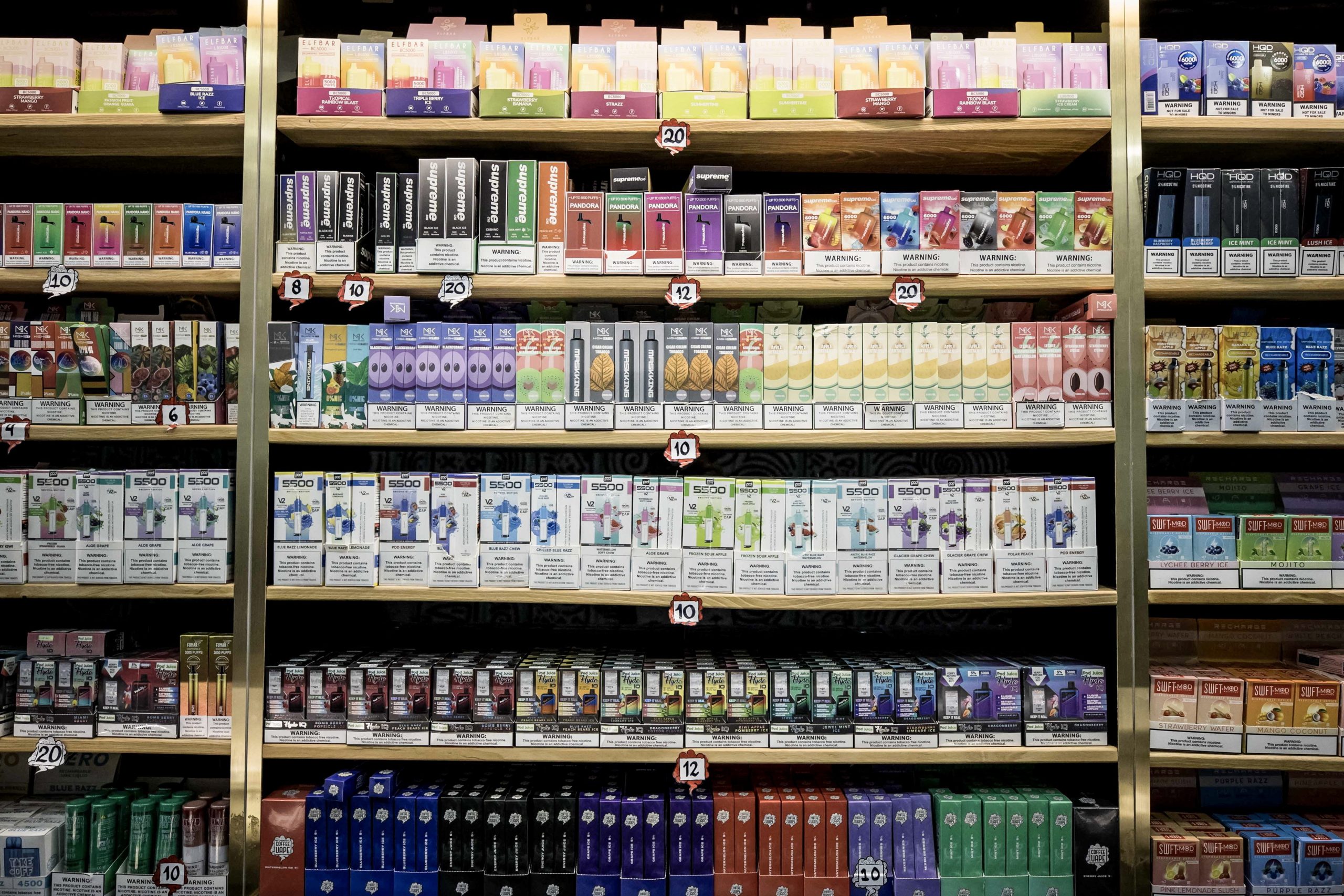 Hong Kong vai proibir cigarros eletrónicos em locais públicos até meados de 2026