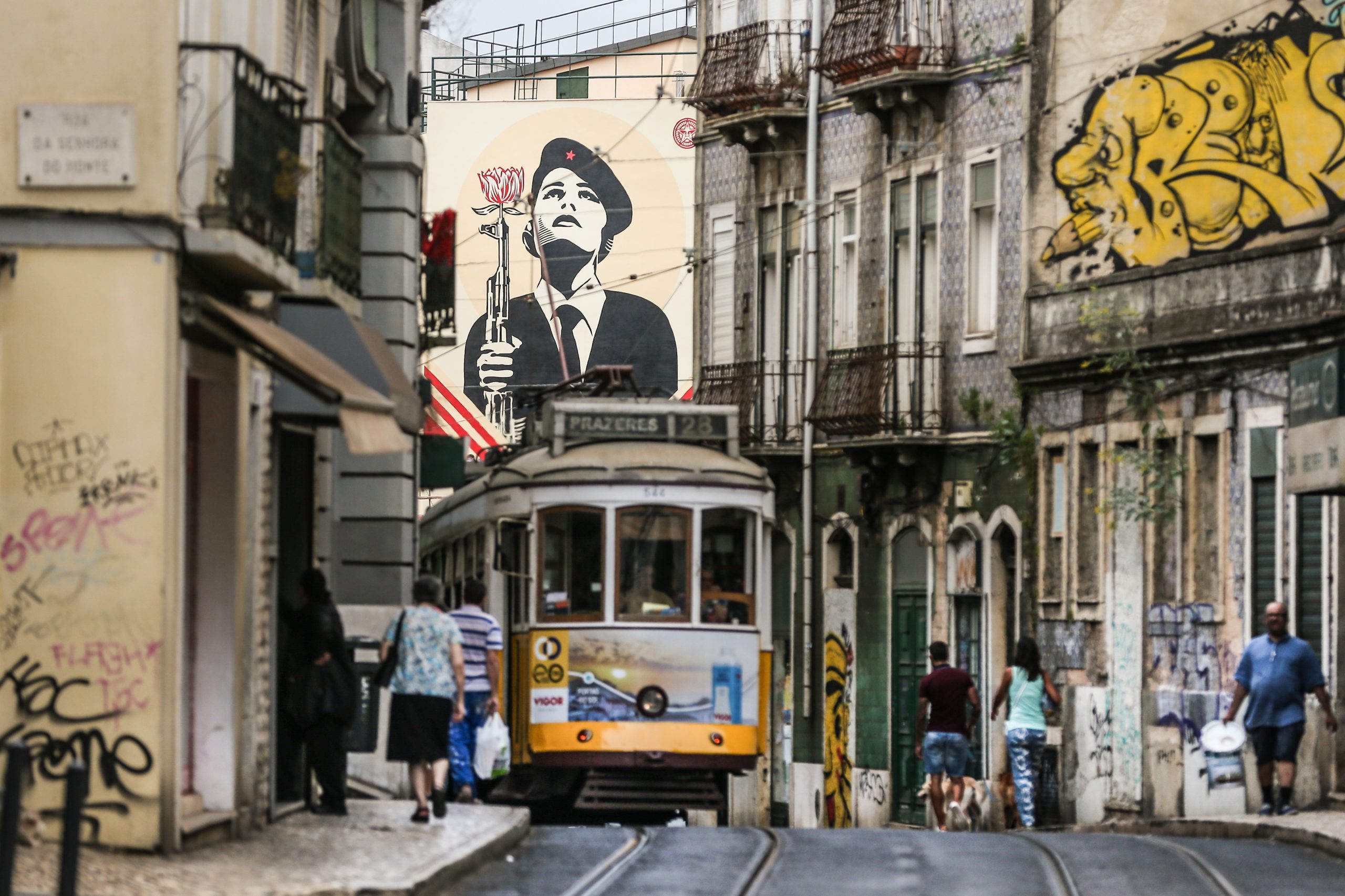 Do ‘graffiti’ e da ‘pop art’ para o ativismo. As mensagens de Shepard Fairey em Lisboa