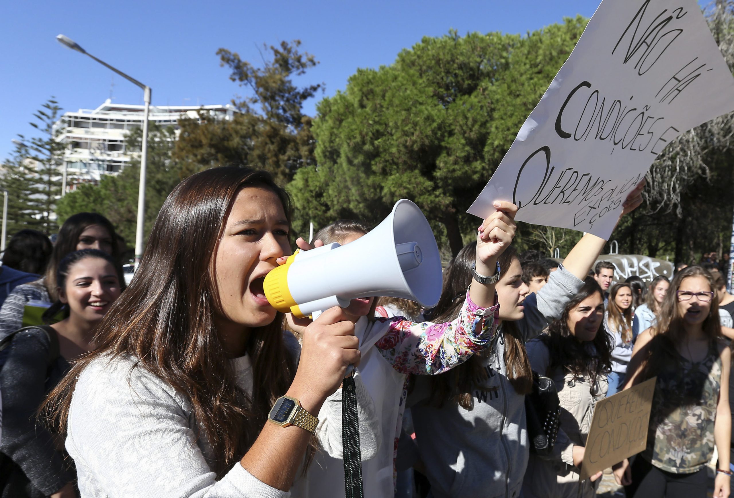 Dia Nacional do Estudante assinalado com ações de protesto em todo o país