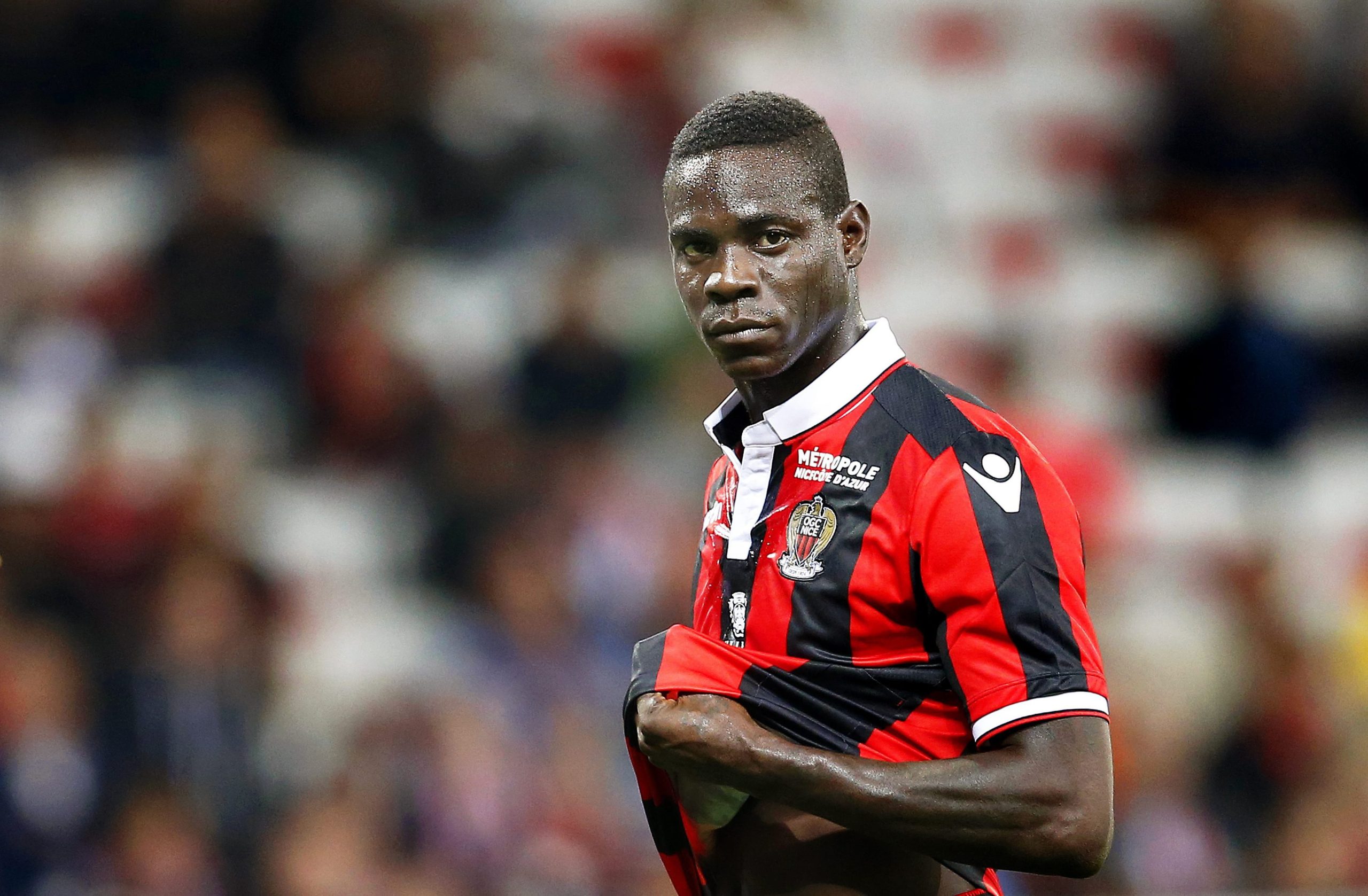 ‘Bis’ de Balotelli mantêm Nice na corrida pelo título
