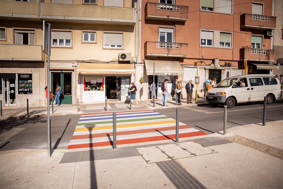 Campolide. Vão desaparecer as passadeiras arco-íris, mas surge “a pintura dos pilaretes” que as assinalam