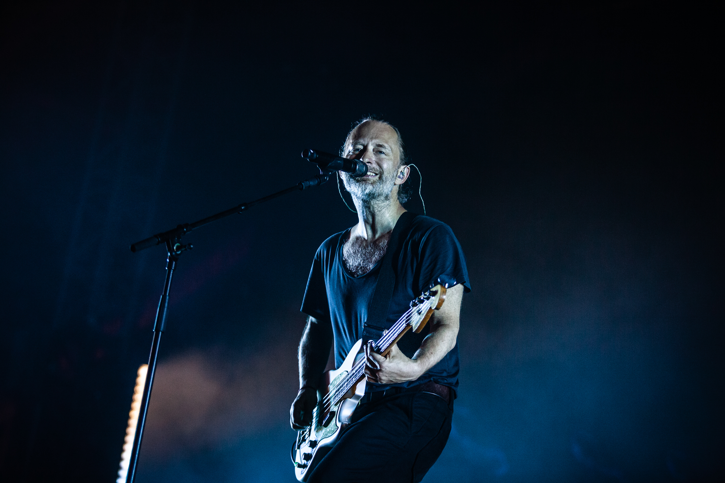 “Não fiques aí como um covarde, vem aqui e diz isso na minha cara”. Vocalista dos Radiohead confrontado por ativista pró-palestiniano