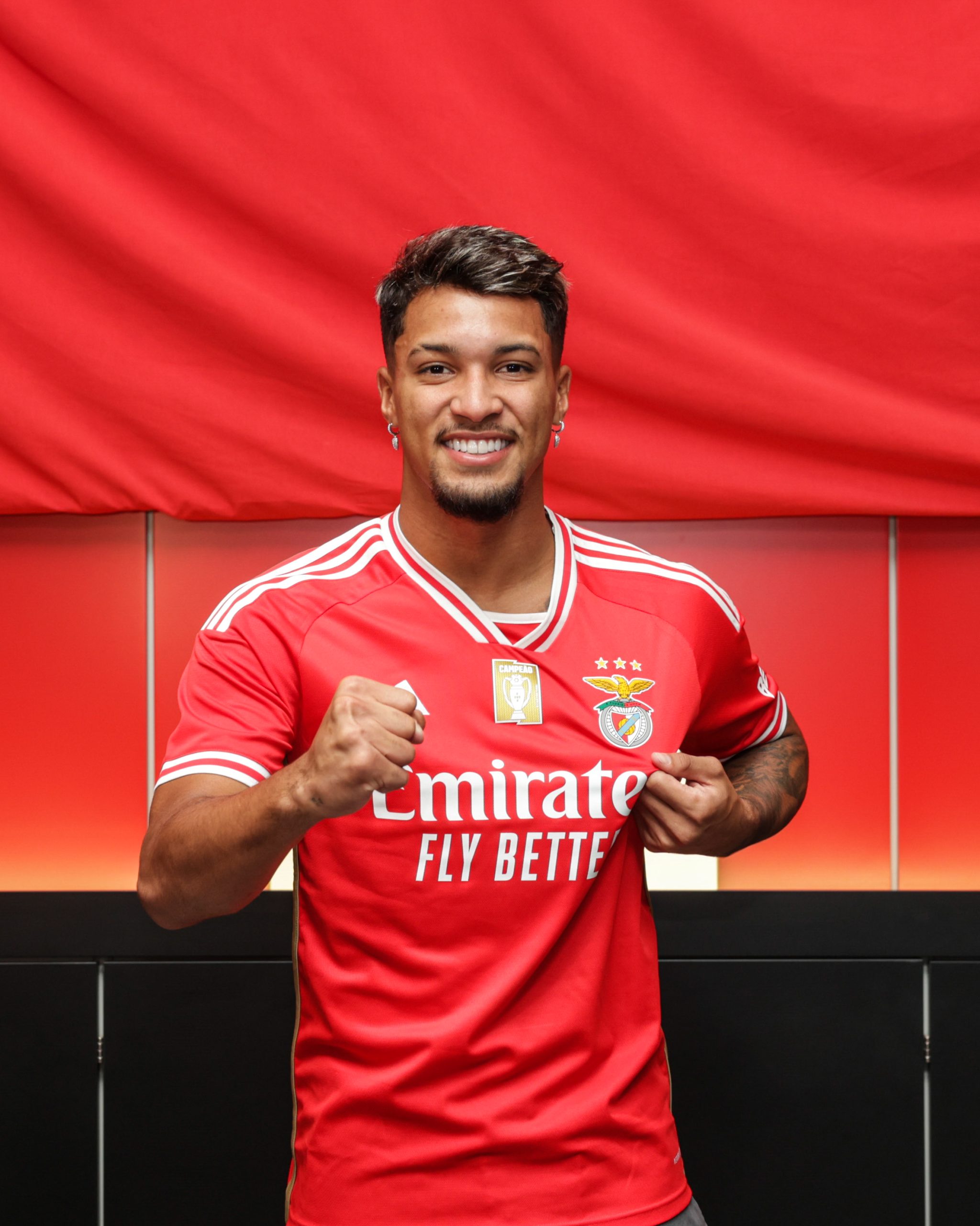 Brasileiro Marcos Leonardo assina pelo Benfica até 2029