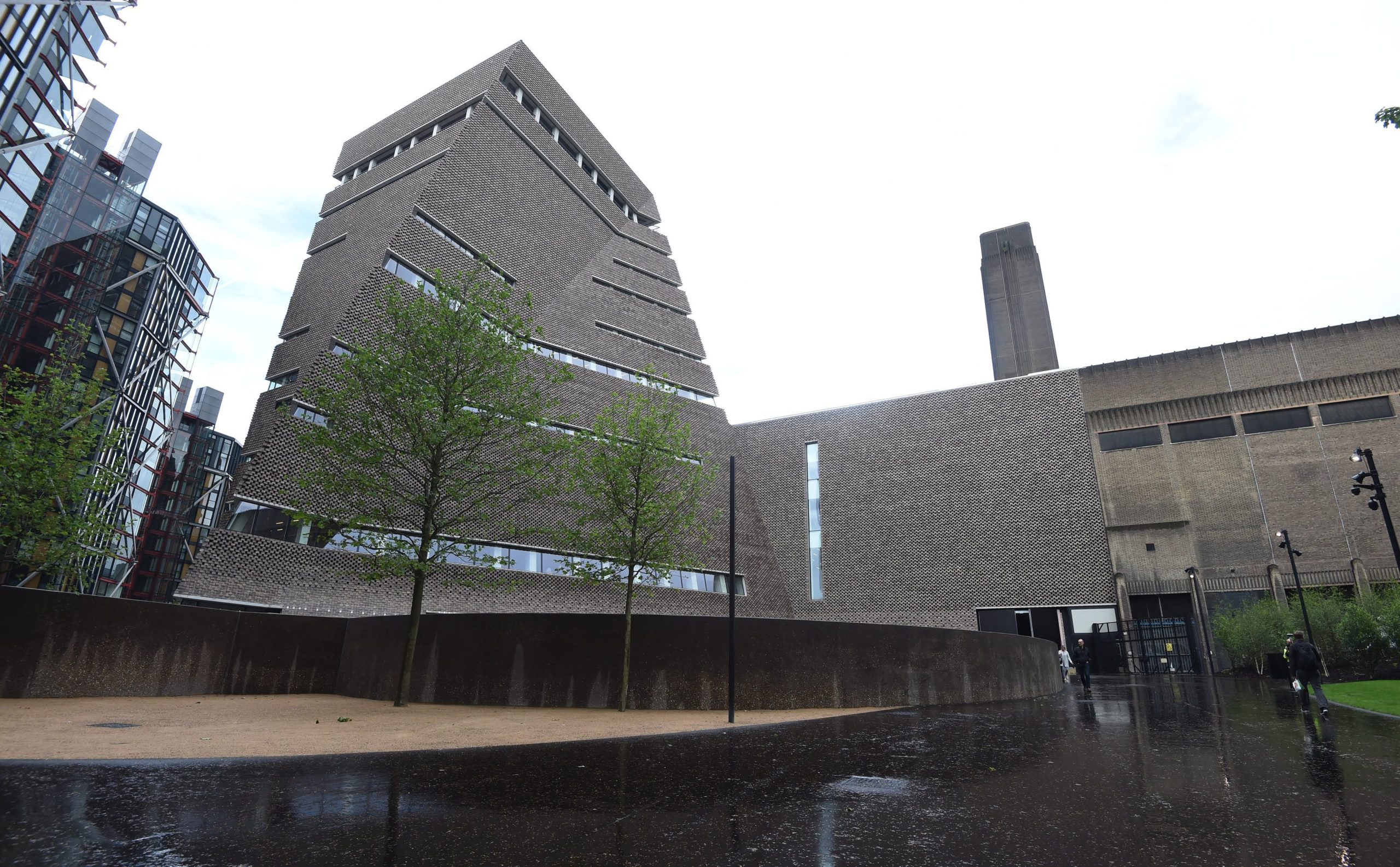 Criança atirada do Tate Modern volta a correr, saltar e nadar seis anos após o ataque
