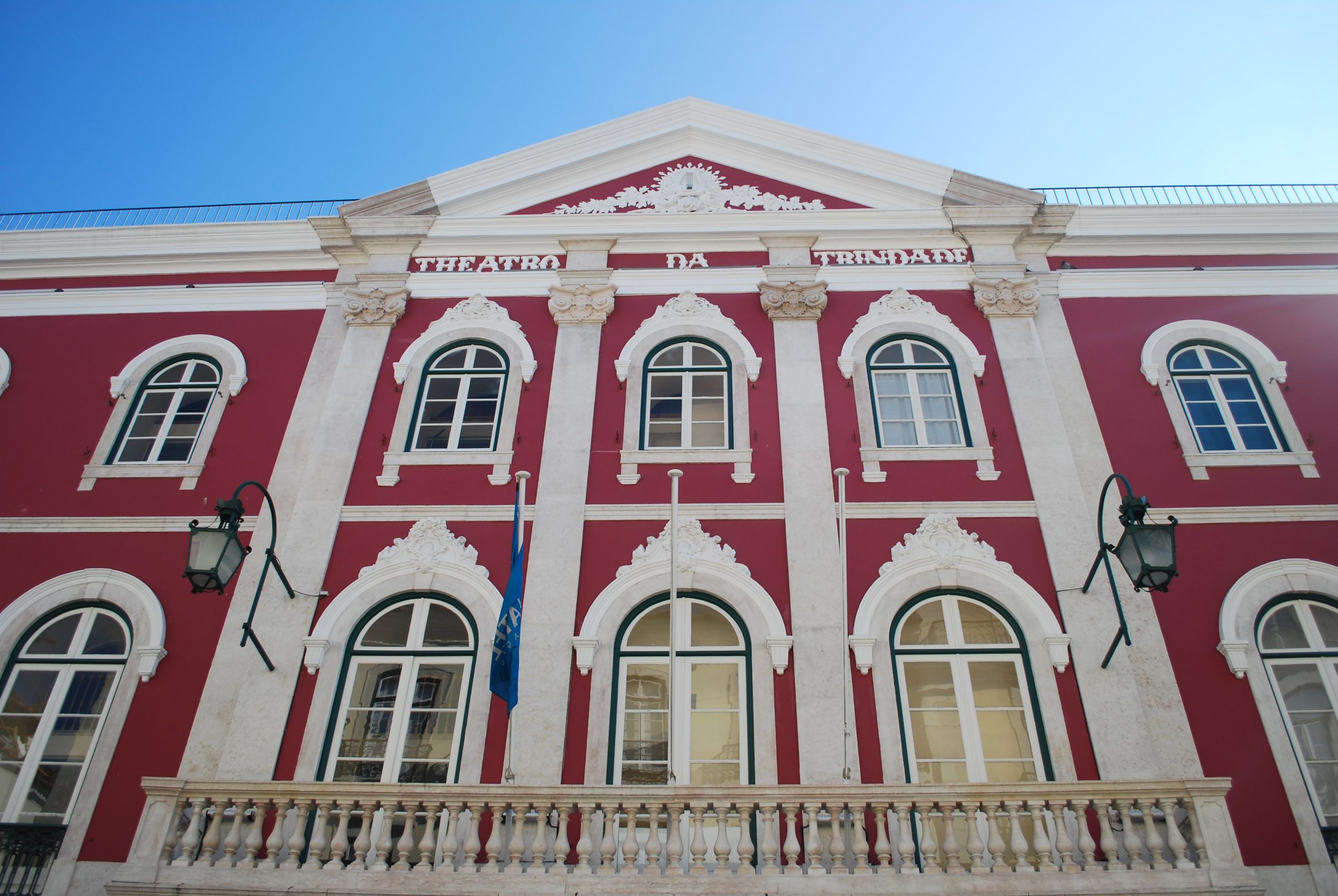 O teatro de Yasmina Reza e a queda das máscaras quando se trata de defender um filho