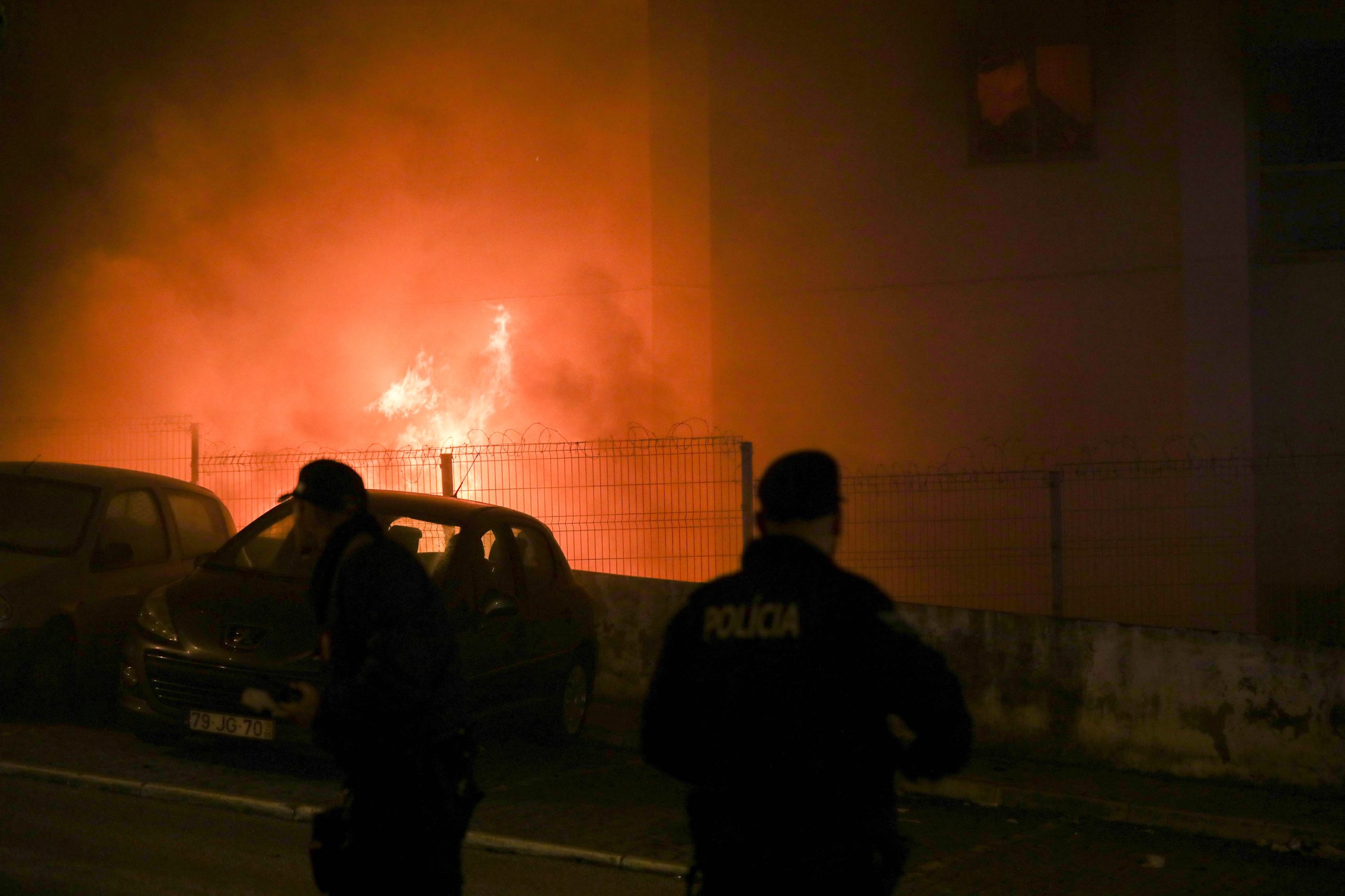 Bombeiros preveem concluir trabalhos na loja onde o incêndio deflagrou em Lisboa “até final da manhã”