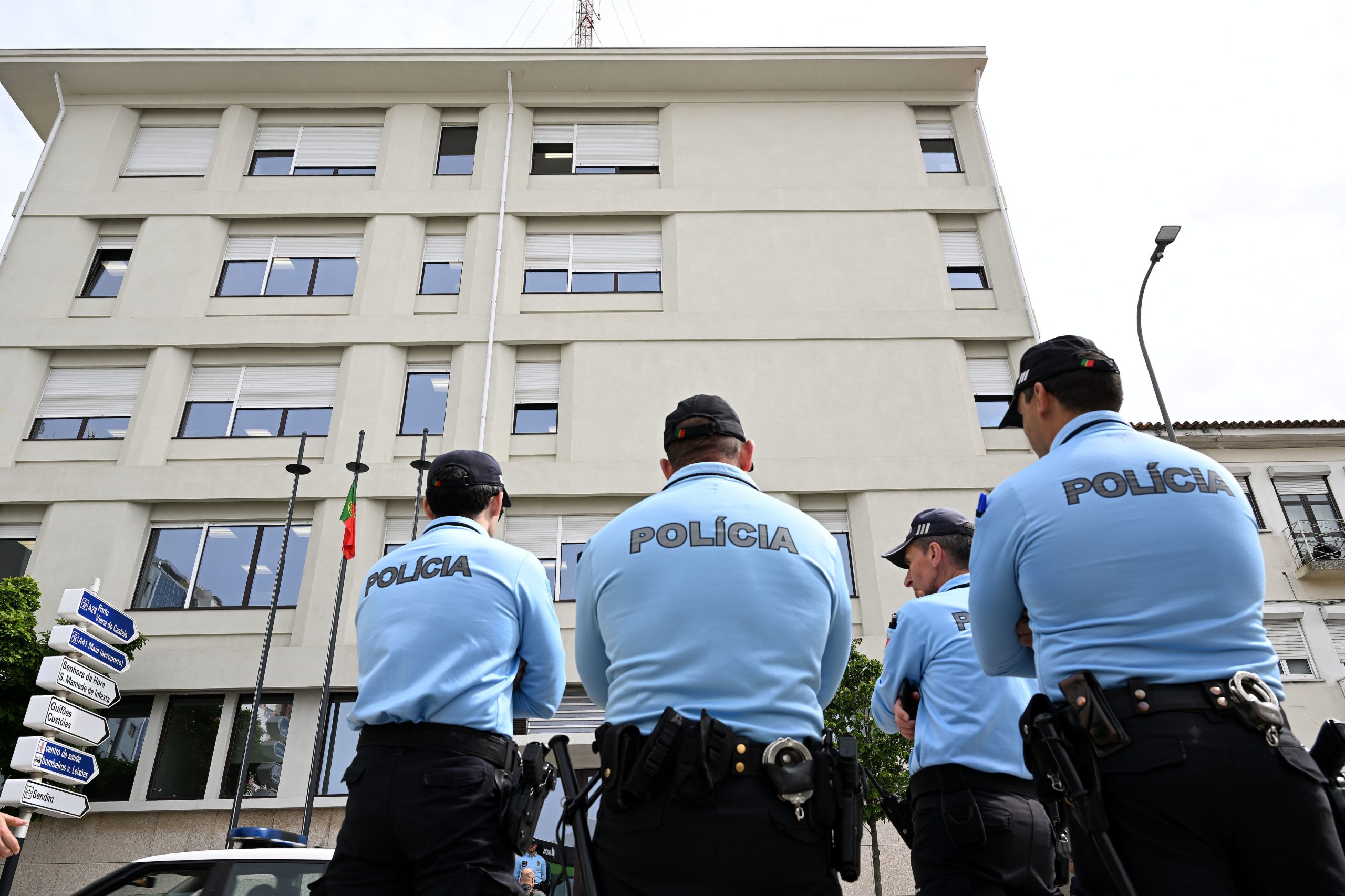 Agentes contradizem versão oficial da PSP afirmando que não foram ameaçados pela vítima com uma arma