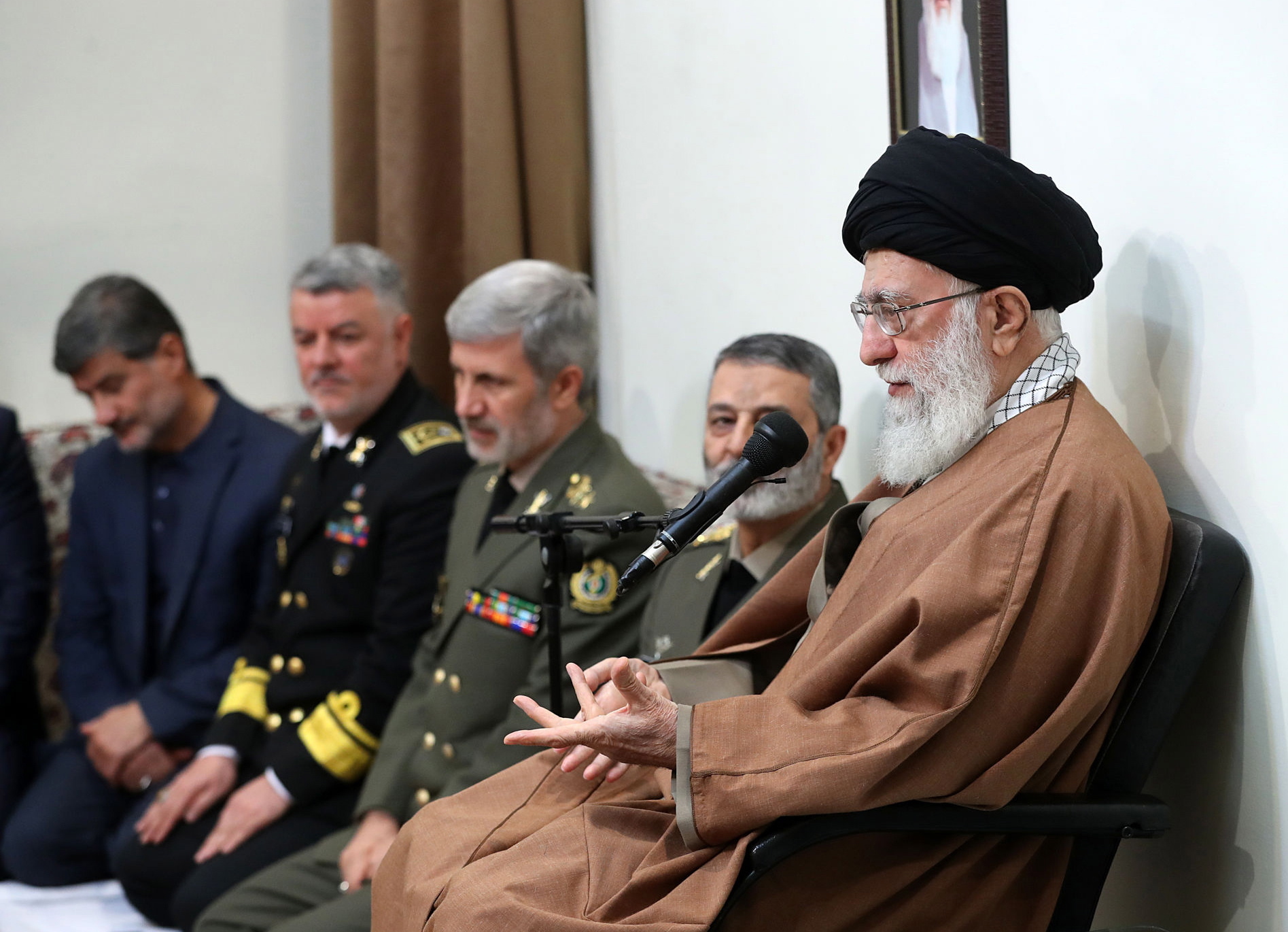 Khamenei diz que certos responsáveis dos EUA são “idiotas de primeira classe”