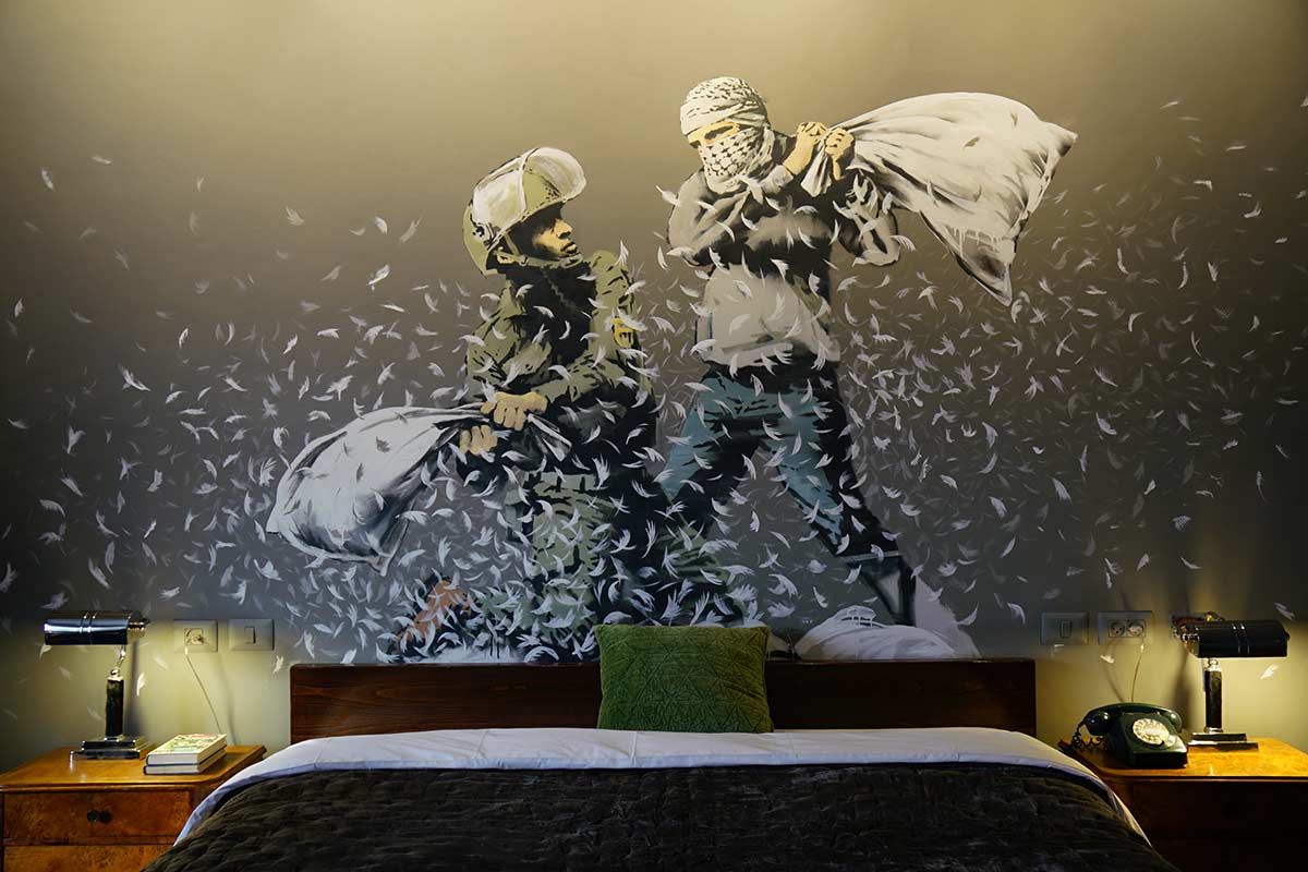Banksy abre hotel na Cisjordânia com a pior vista do mundo