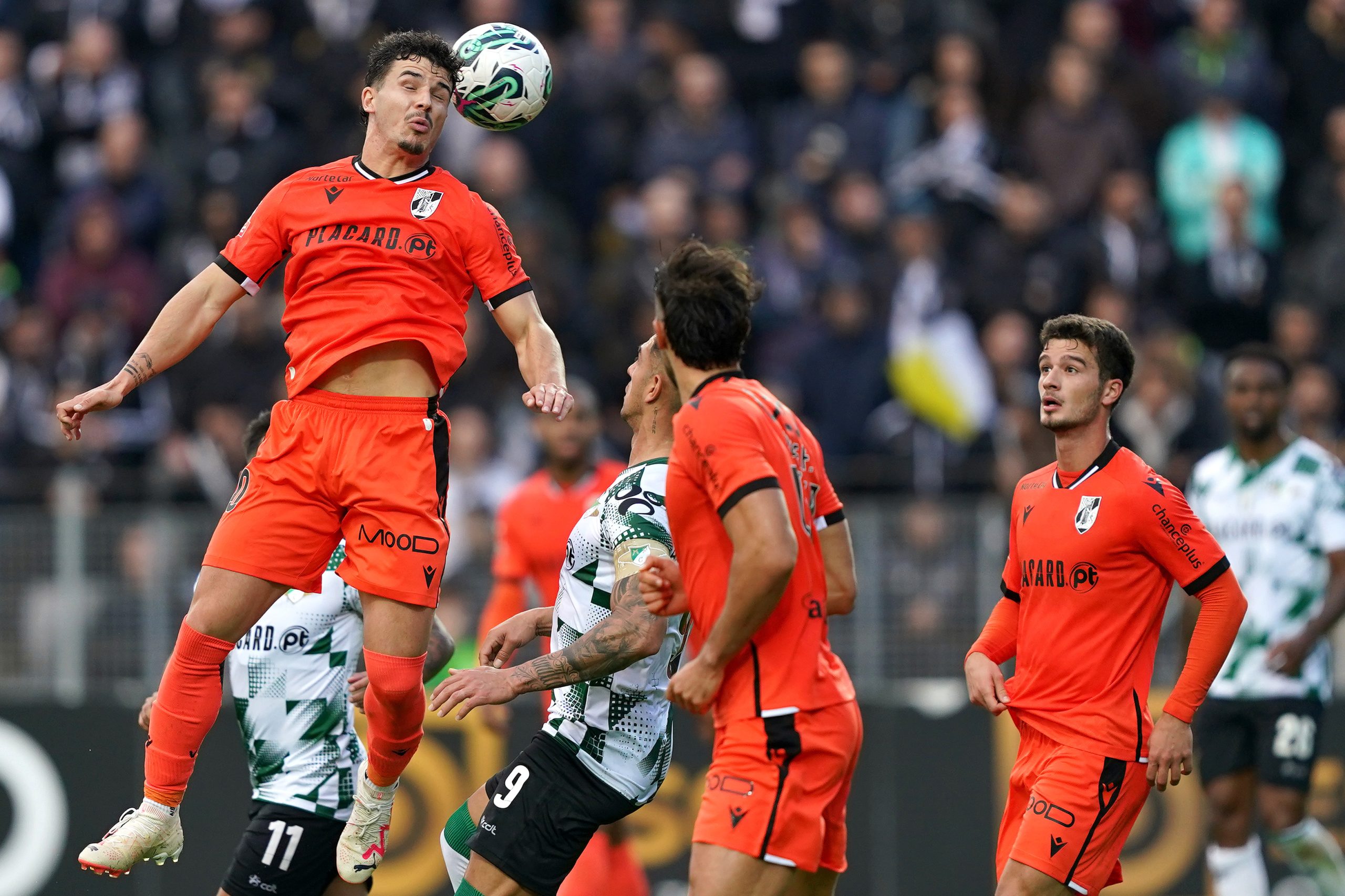 Moreirense vence vizinho Vitória e sobe a sexto na I Liga
