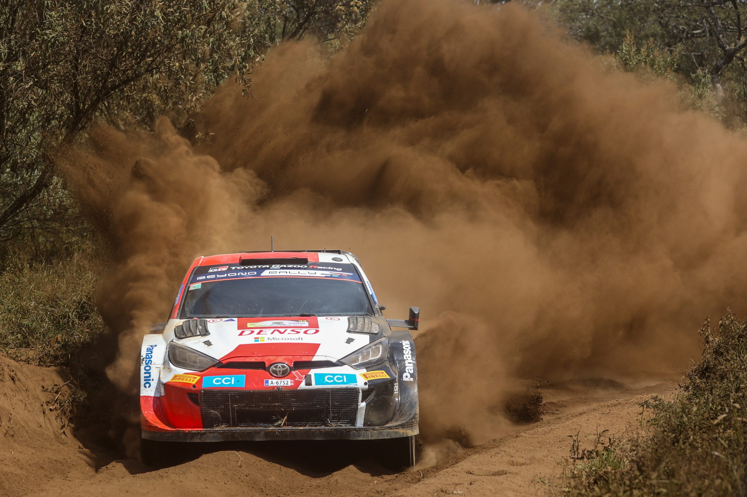 Elfyn Evans vence Rali da Finlândia e aproxima-se do líder do campeonato Kalle Rovanperä