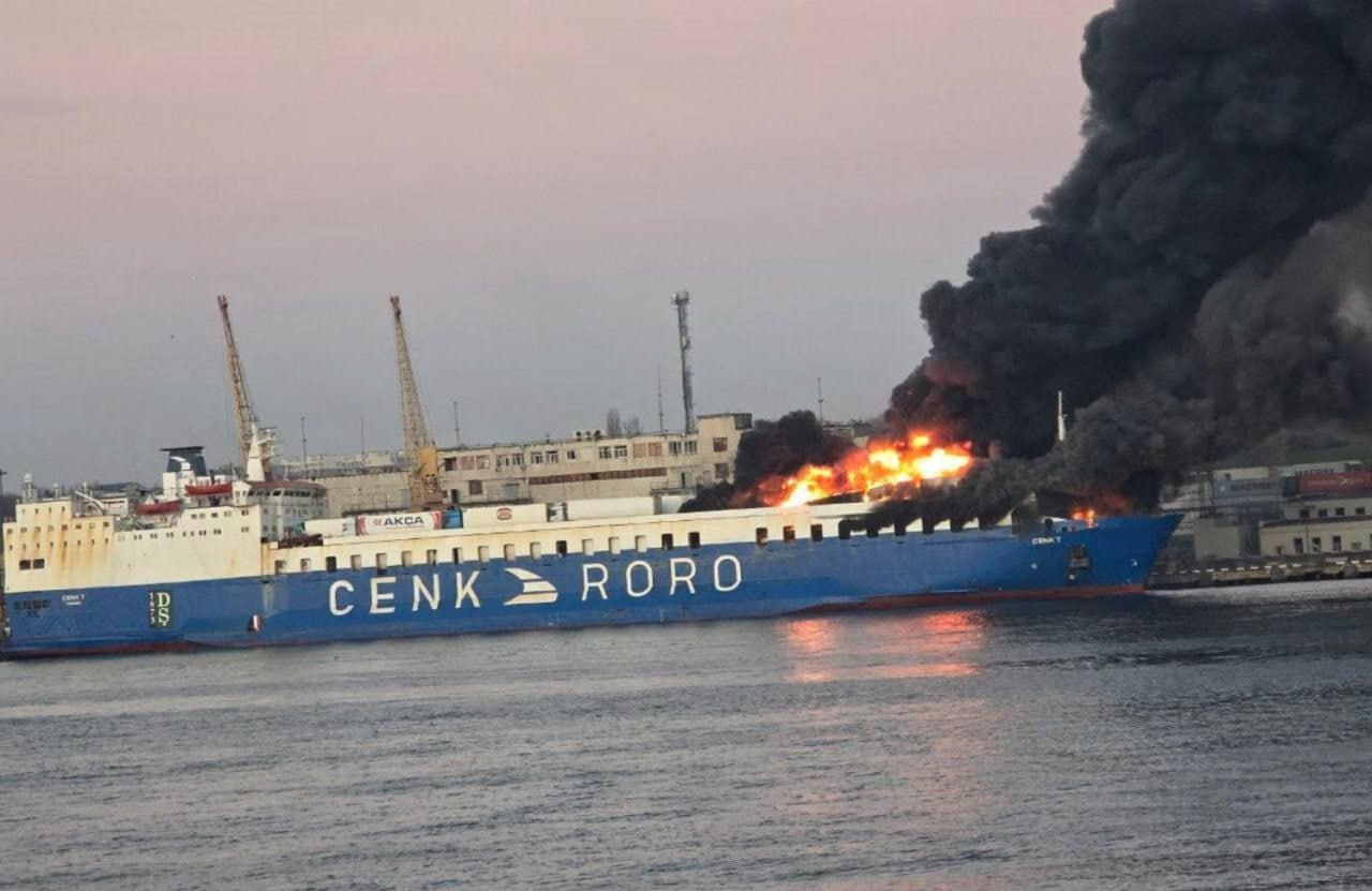 Navio turco pega fogo após ataque russo na região de Odesa