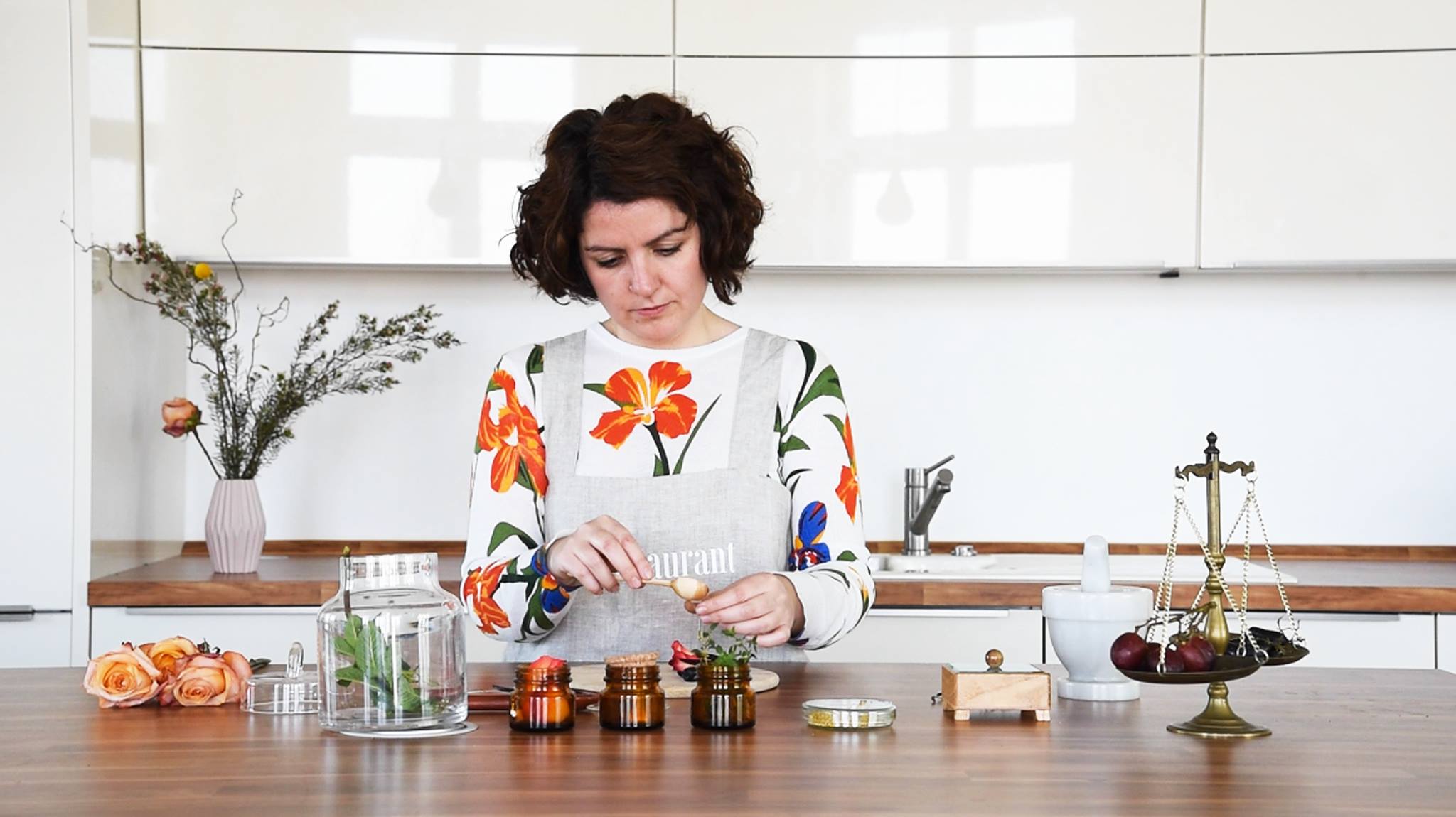 Bebida de flores, bagas e ervas feita por Marisa Benjamim servida no festival Roskilde