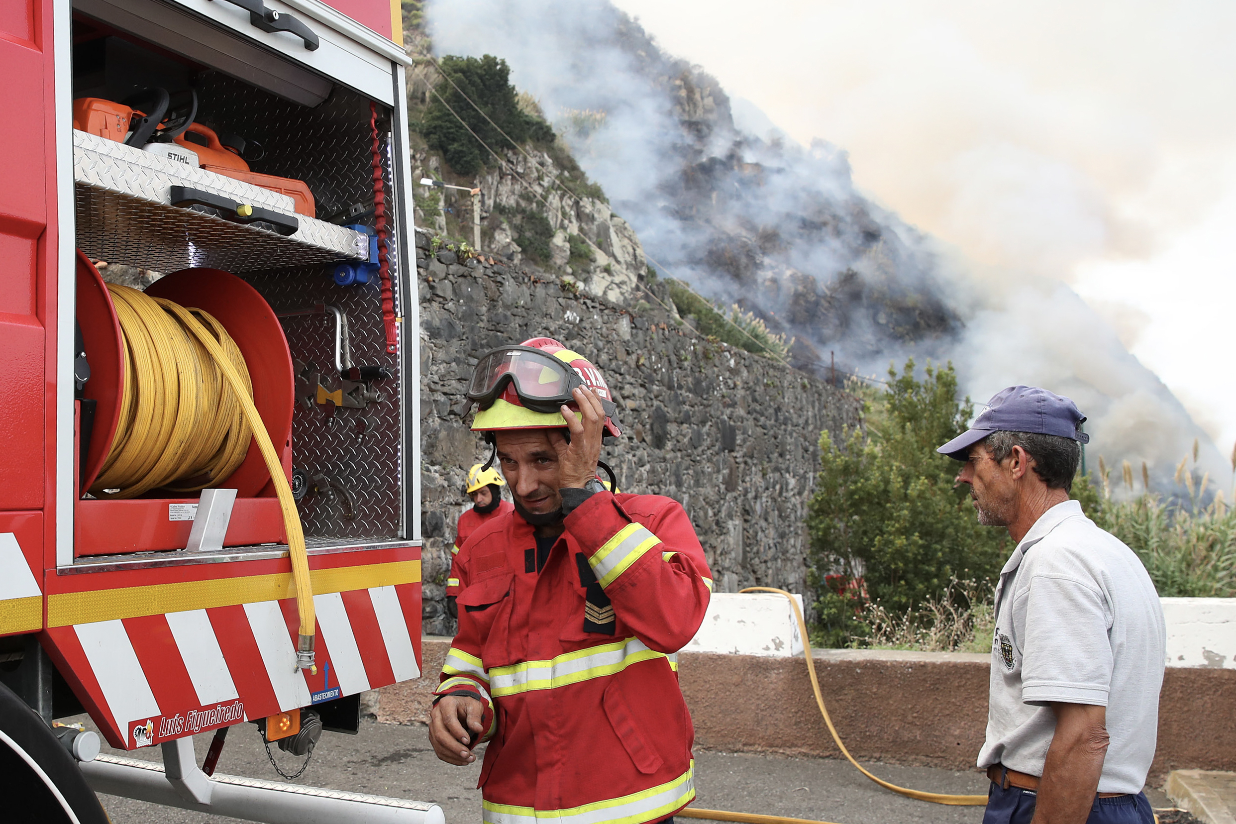 Incêndio em fábrica mobiliza mais de cem bombeiros em Castanheira do Ribatejo