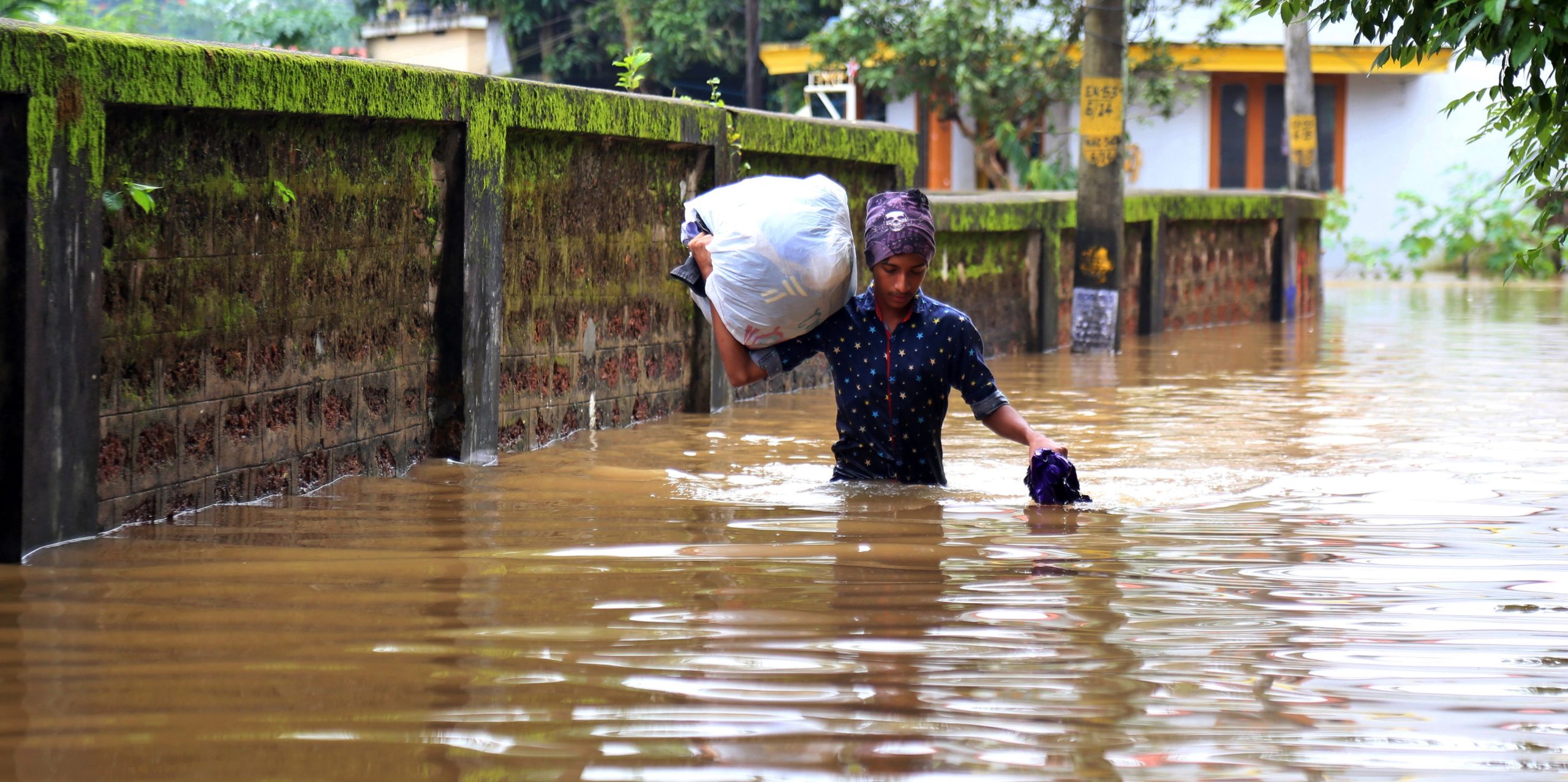 Índia: Milhares de pessoas isoladas em Kerala nas que são consideradas “as piores inundações num século”