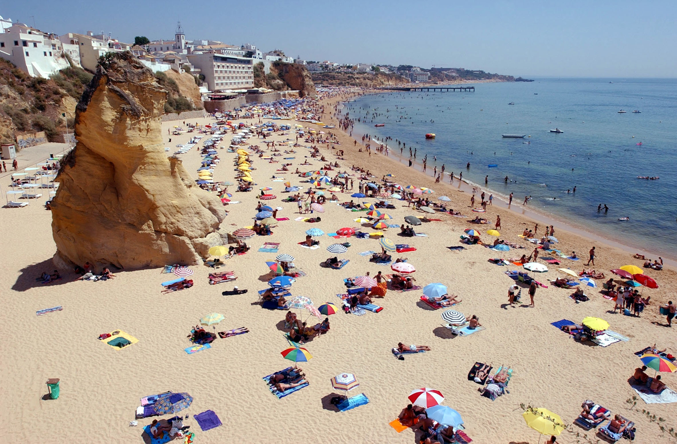 Viagens na nossa terra menos atrativas. Portugueses regressam às férias no estrangeiro