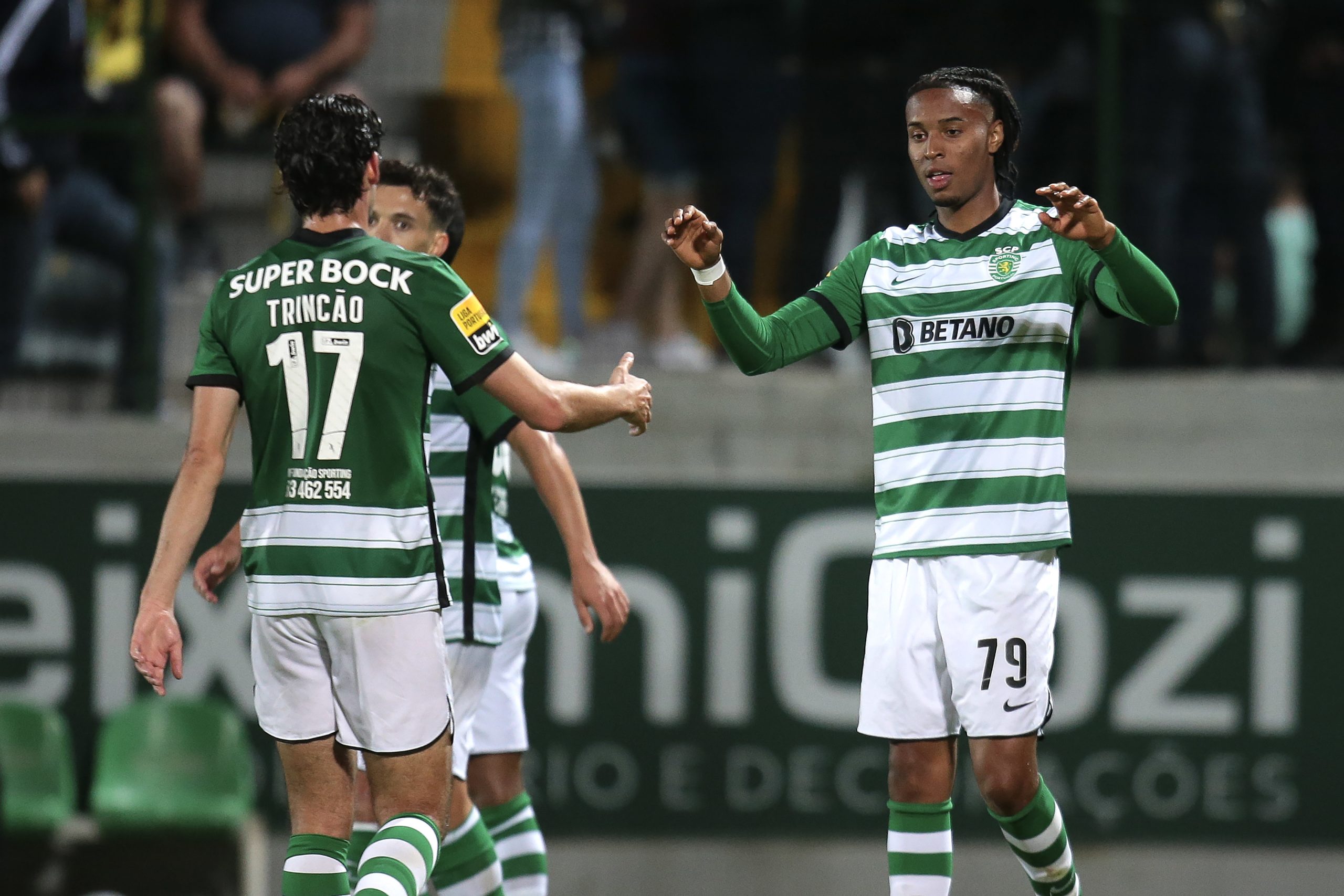 Chermiti de regresso aos treinos no Sporting a quatro dias do dérbi