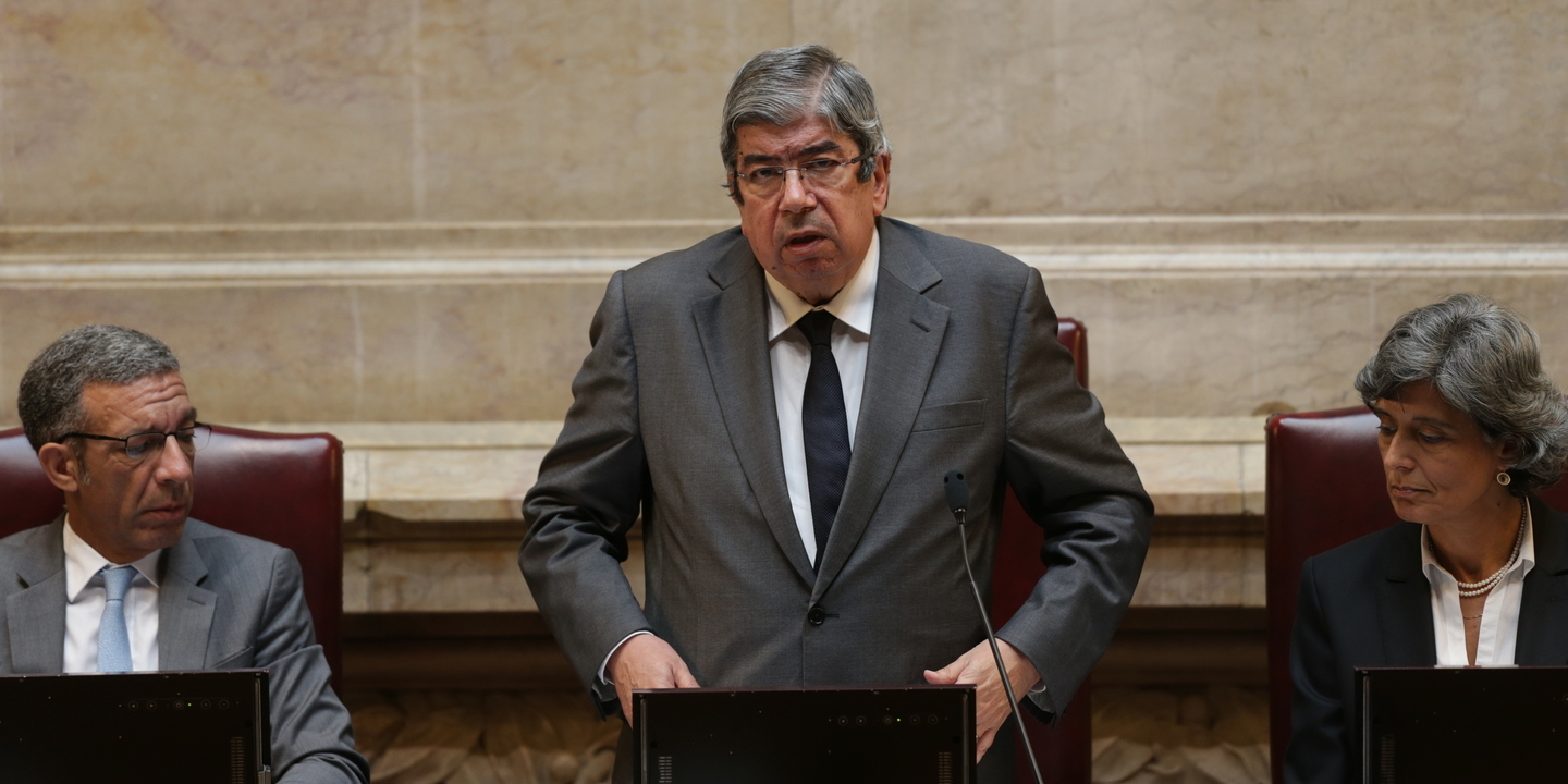 Ferro Rodrigues vê “em cada deputado um adversário”? Novo incidente entre presidente do parlamento e deputado durante votações
