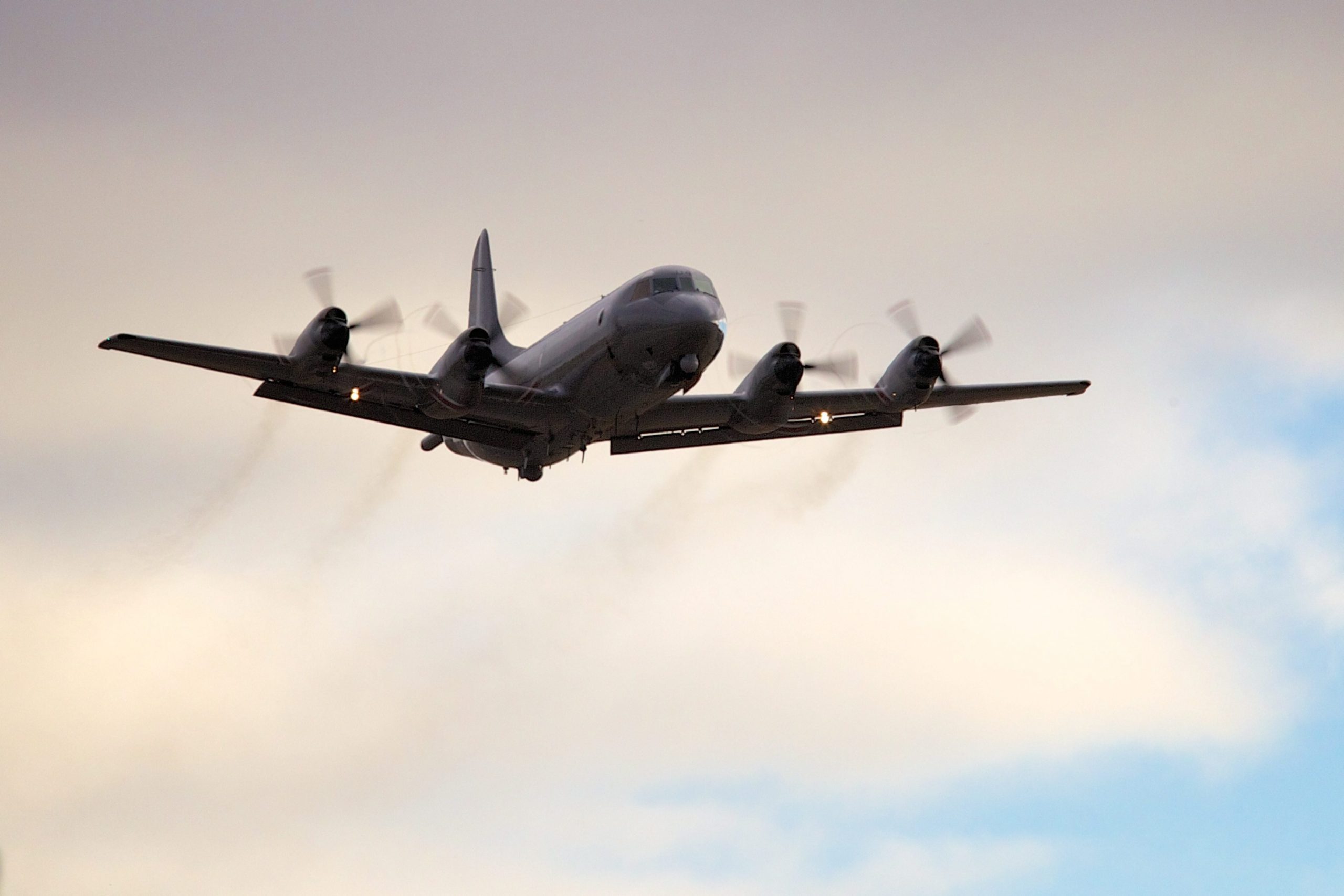 Primeiro avião P-3C alemão comprado pela Força Aérea aterrou hoje em Beja