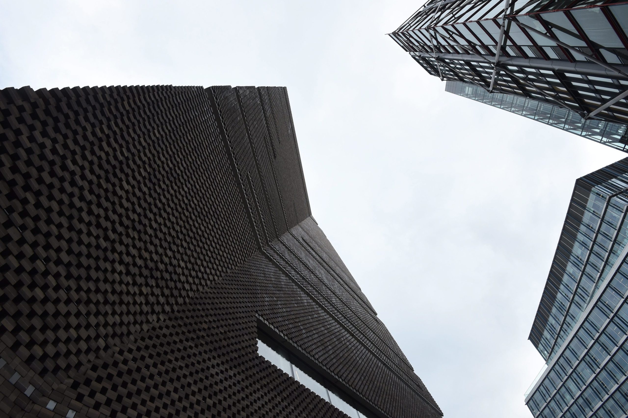 Menino empurrado do 10.º andar da galeria Tate Modern está fora de perigo
