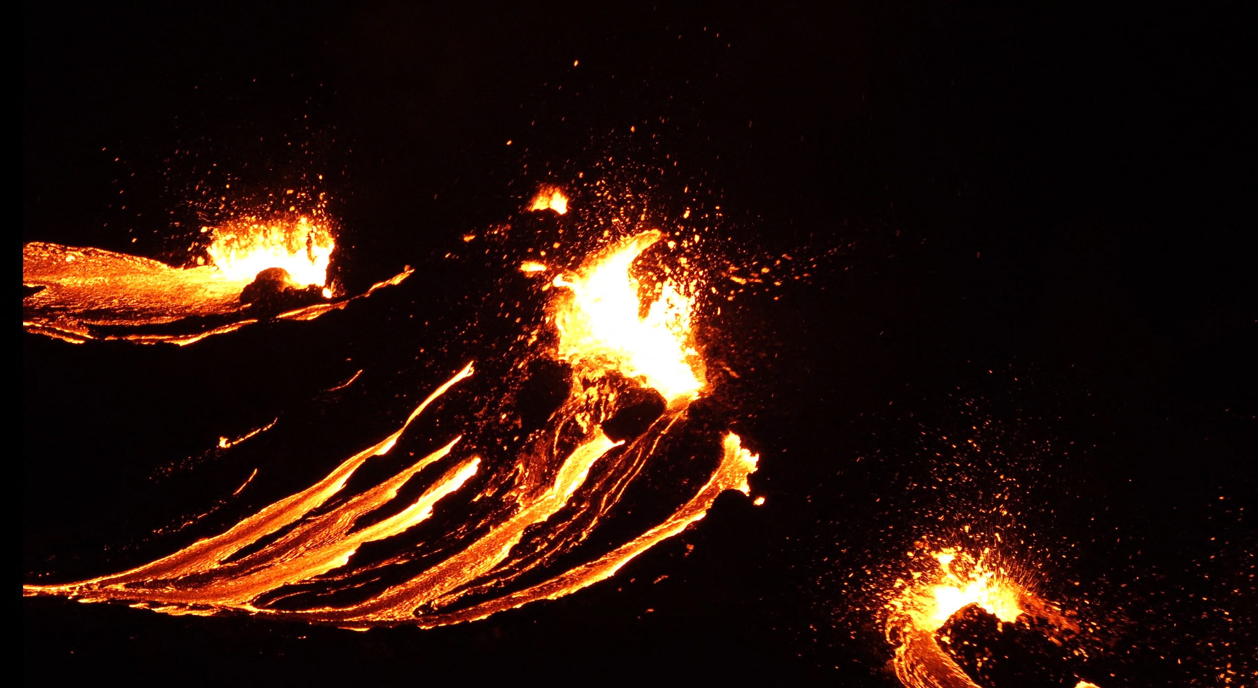 Erupção vulcânica iluminou o céu da Islândia e formou rio de lava perto de Reiquejavique