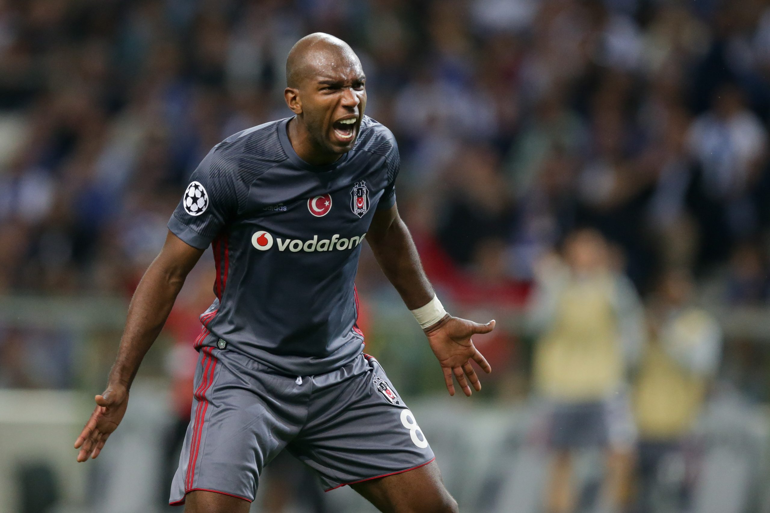 Besiktas vence 3-1 fora e isola-se no terceiro lugar na Turquia