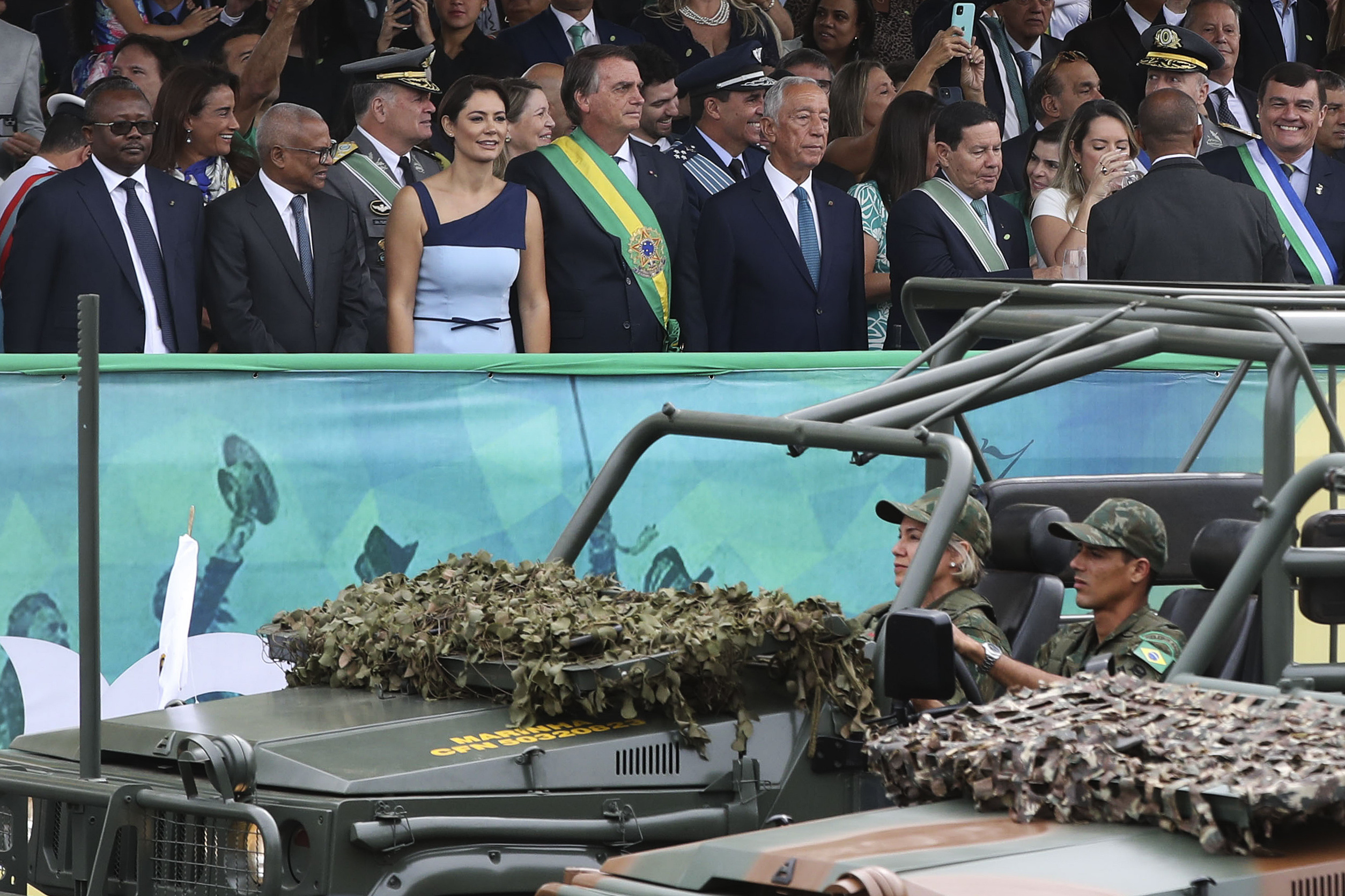 Marcelo no centro da tribuna ao lado de Bolsonaro no desfile do “07 de Setembro”