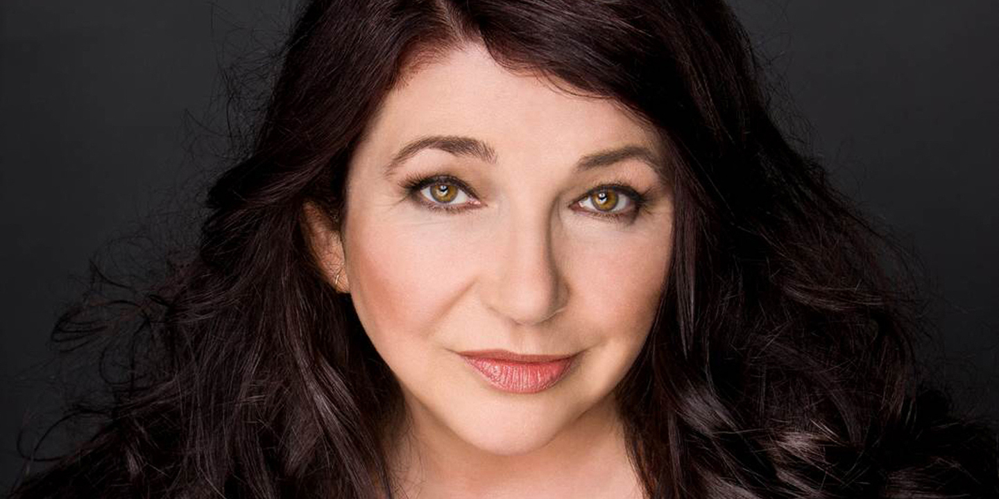 “É realmente chocante, não é?”. Como Kate Bush vê o sucesso repentino de “Running Up That Hill”, lançada em 1985