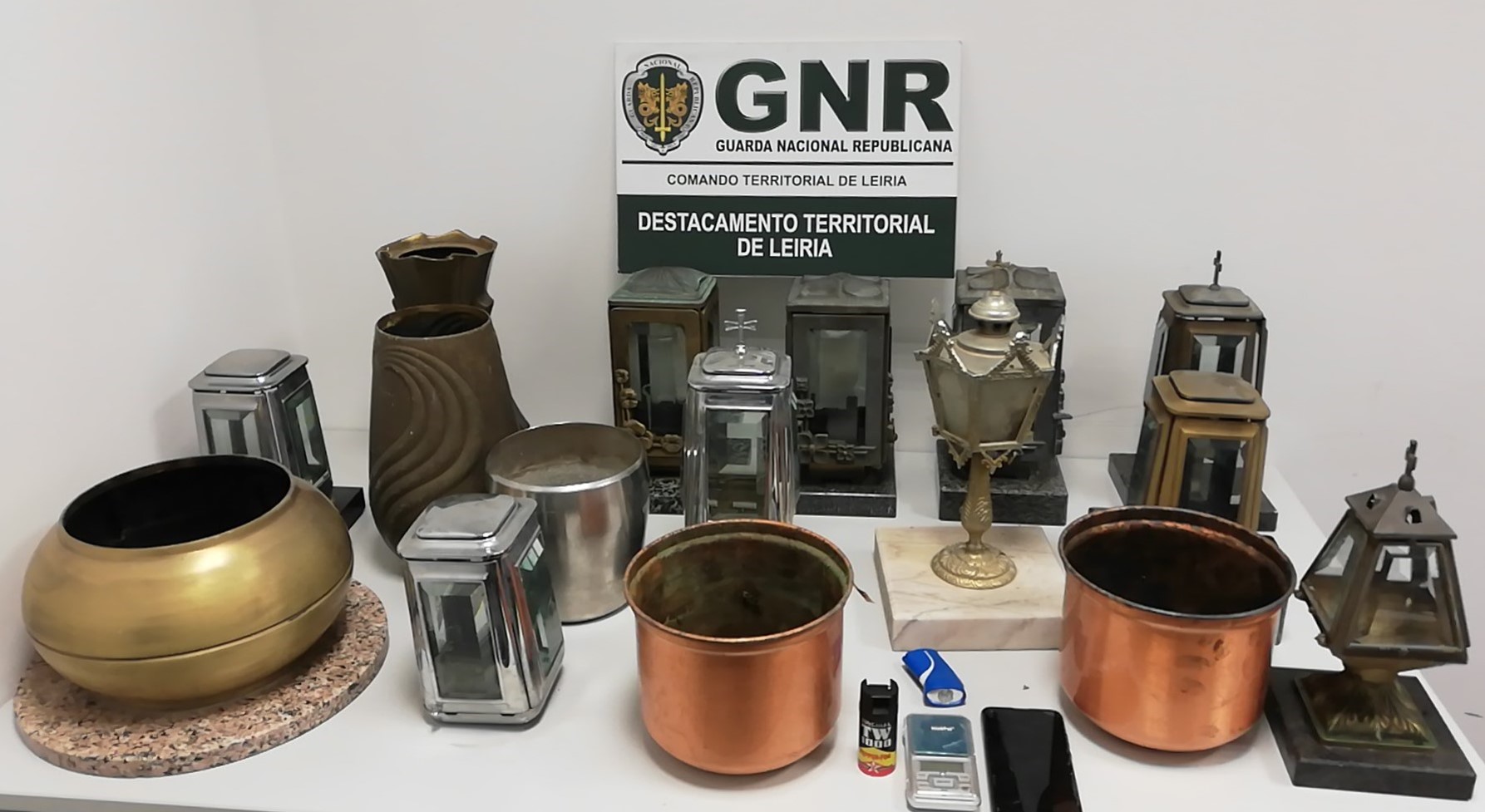 Em flagrante no cemitério: GNR apanha três suspeitos de furtos em campas