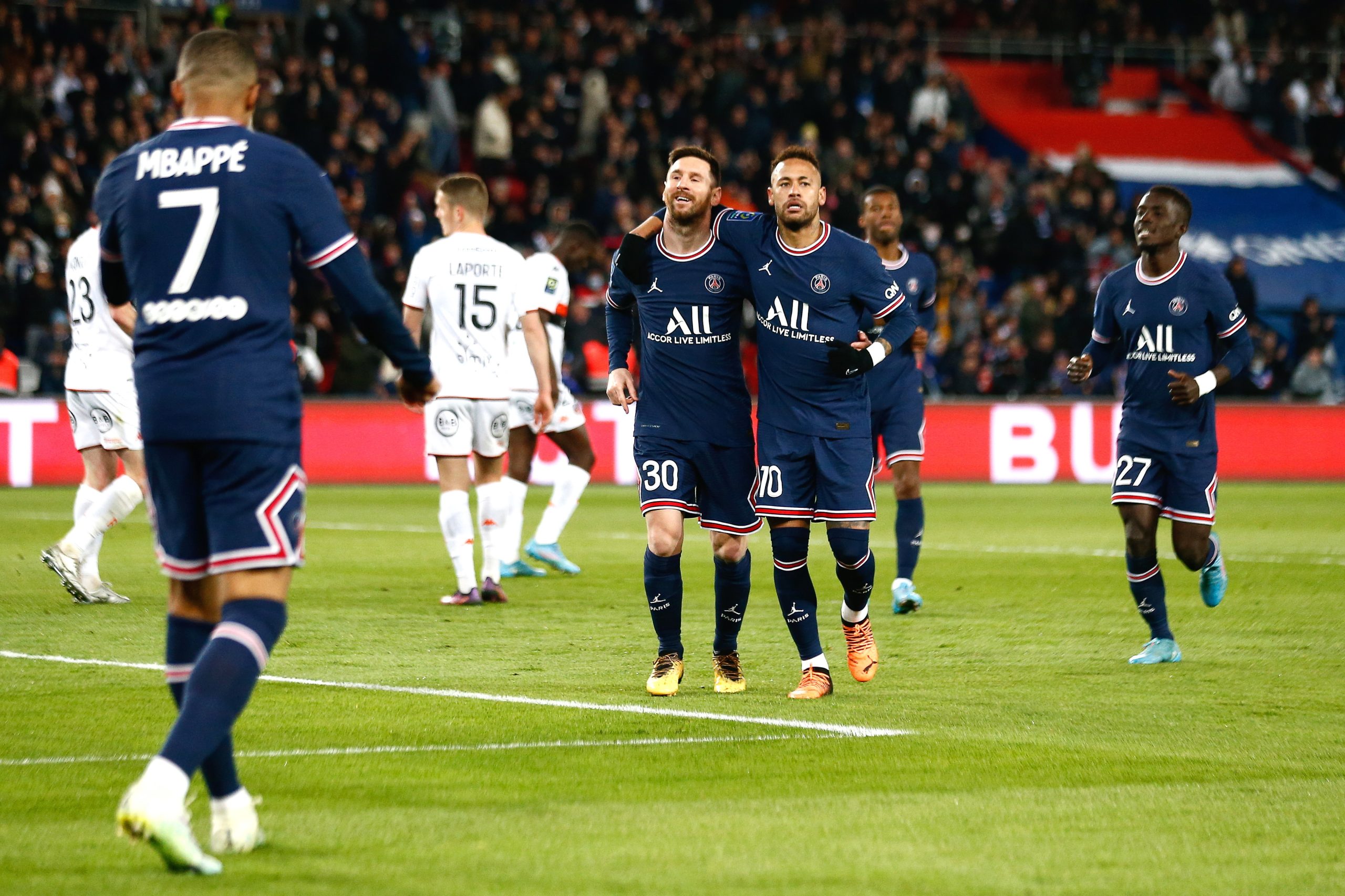 Ligue 1: Neymar e Mbappé ‘bisam’ com Messi a fechar a goleada do PSG ao Lorient