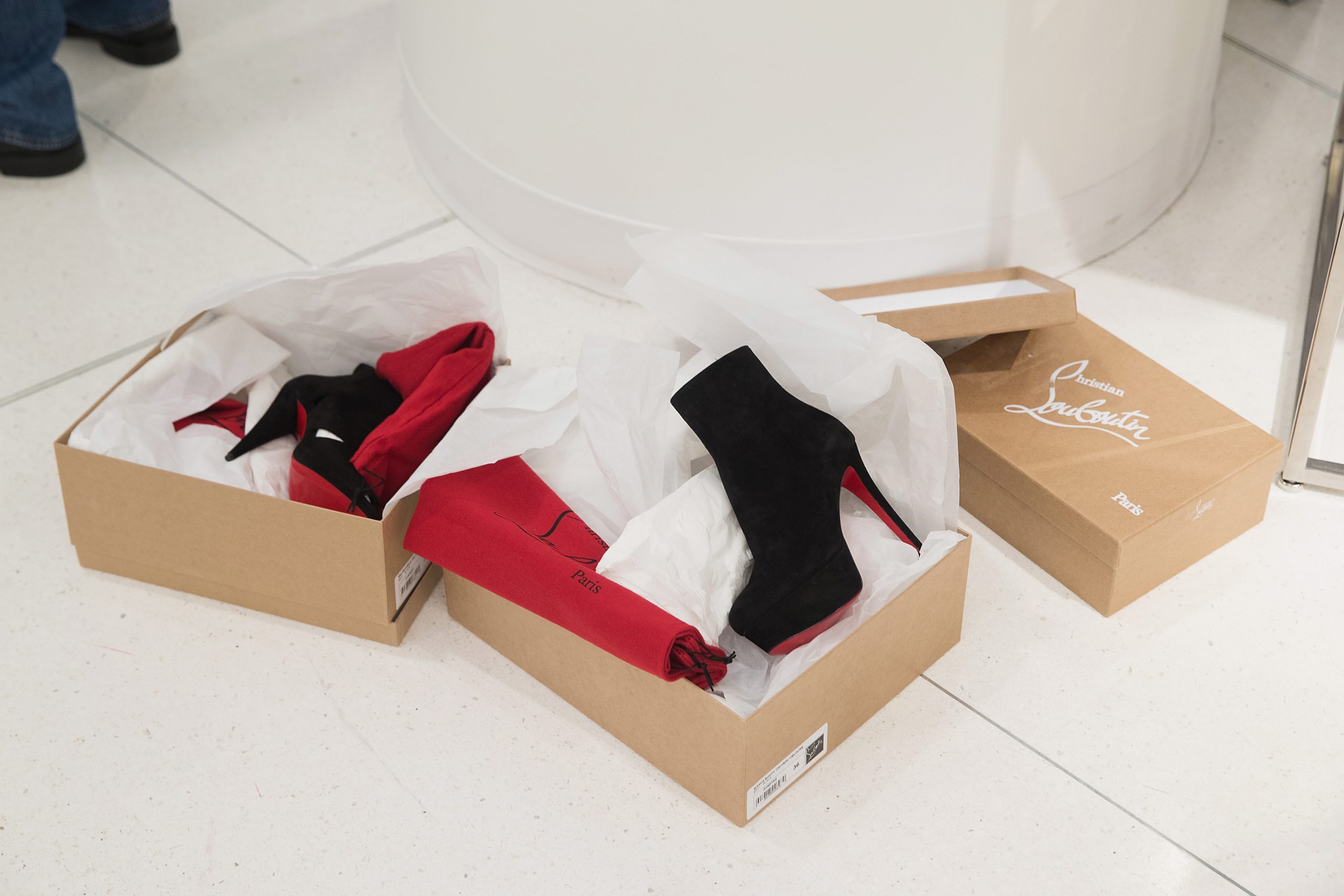 Stilettos de sola vermelha? Louboutin, claro… ou talvez não