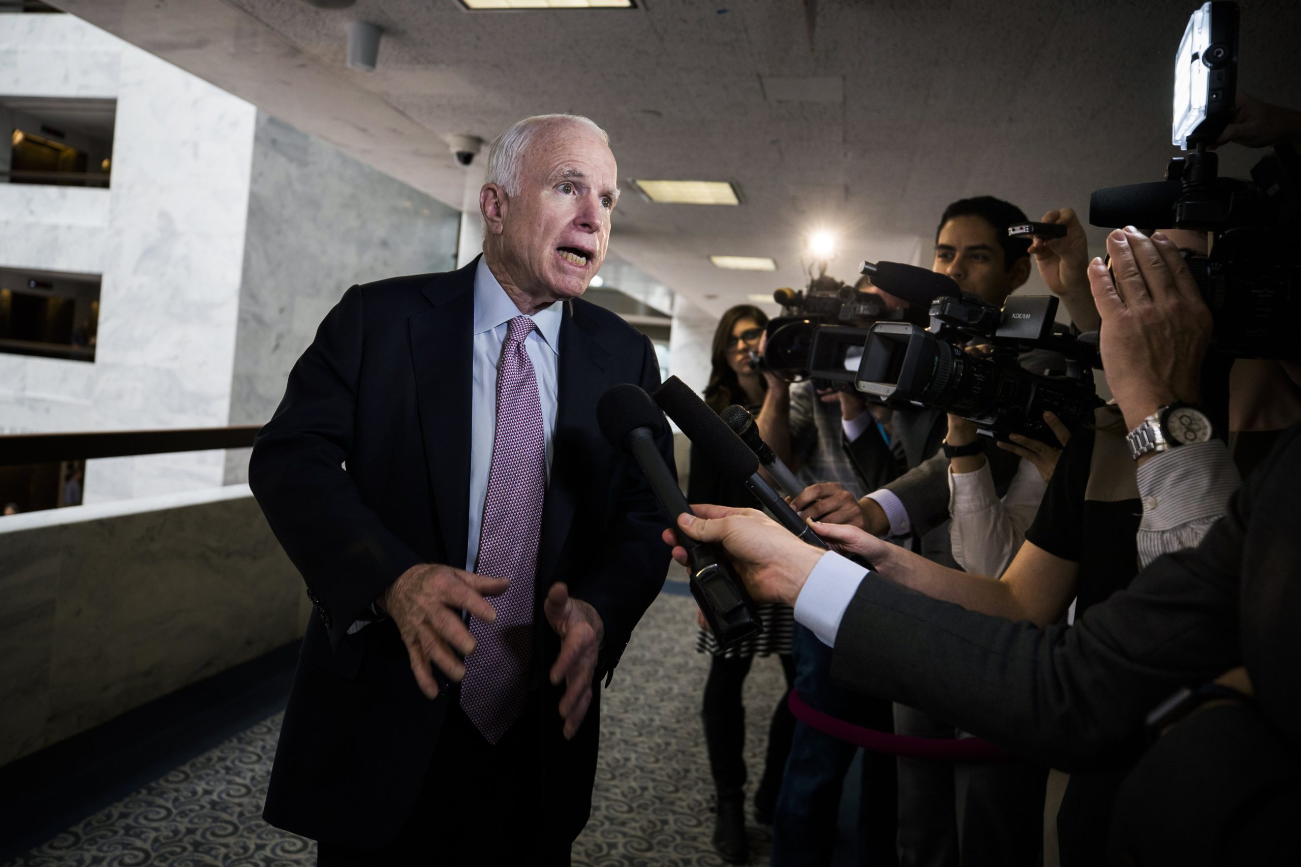 John McCain exorta Trump a mostrar provas das acusações contra Obama
