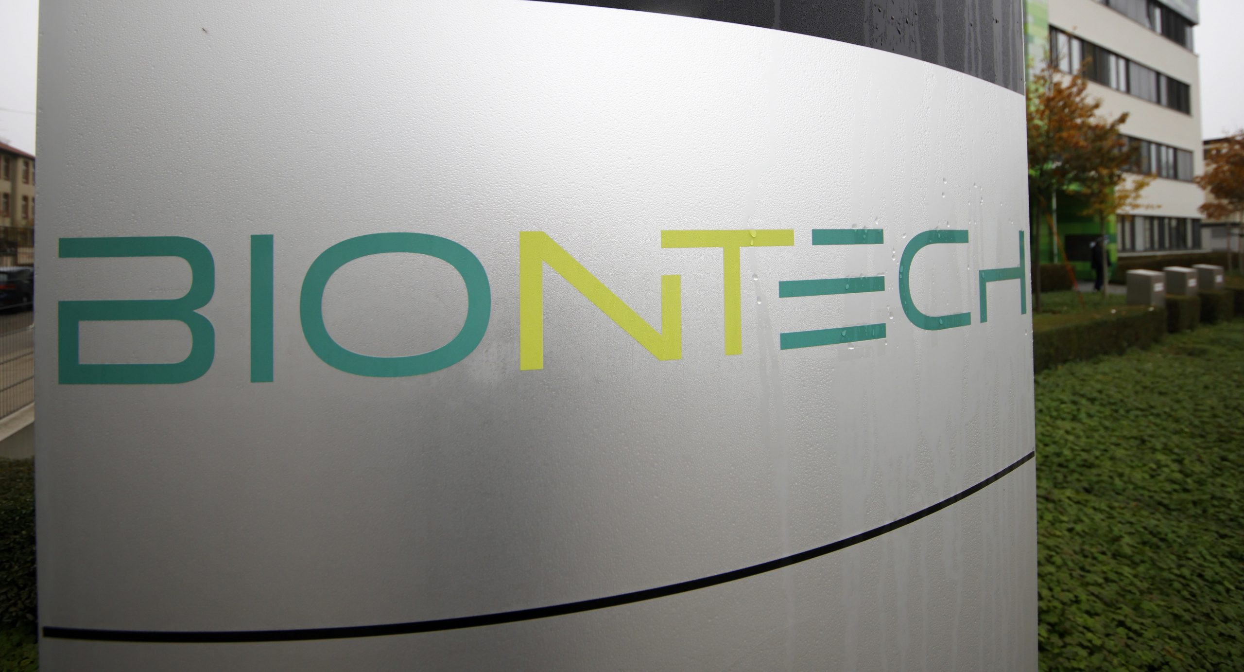 Covid-19: BioNTech e Pfizer esperam ter em 15 dias resultado de estudo sobre nova variante