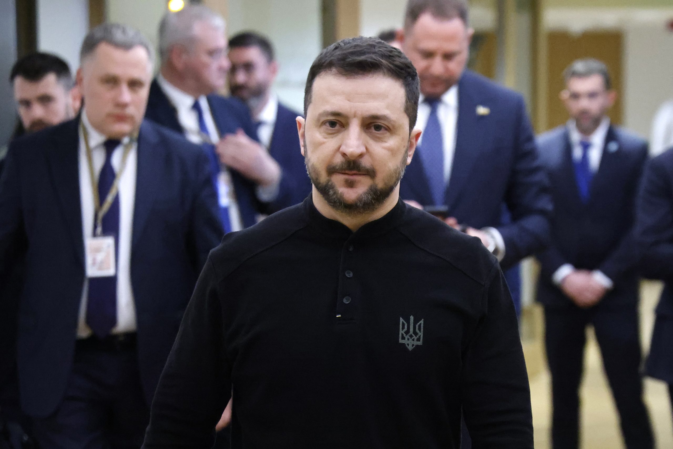 Após protestos, Zelensky formaliza escolha de novo ministro da Defesa