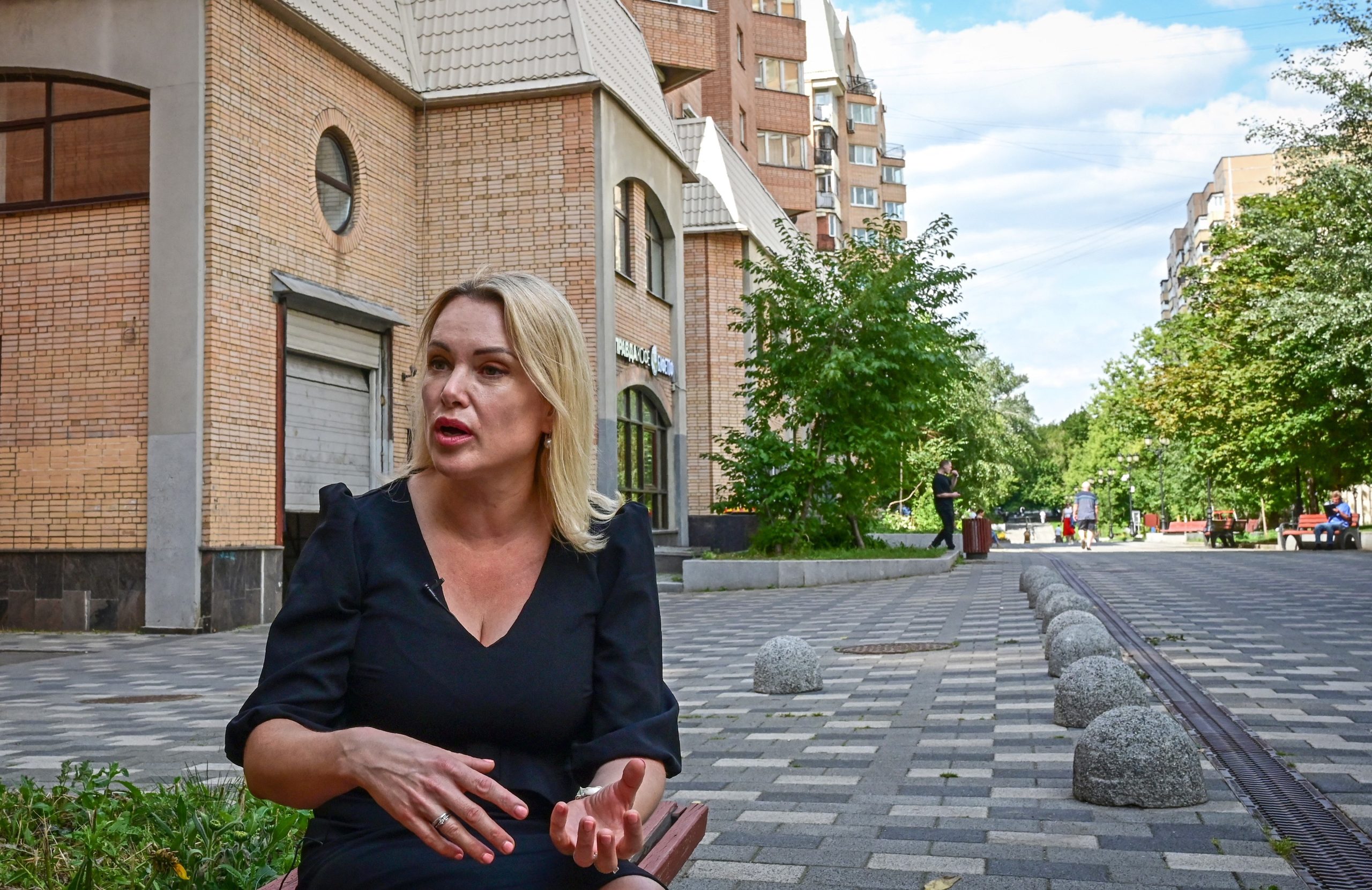 “Decidi jogar roleta russa”. Marina Ovsyannikova criticou o regime de Putin, fugiu do país, mas está de regresso a Moscovo