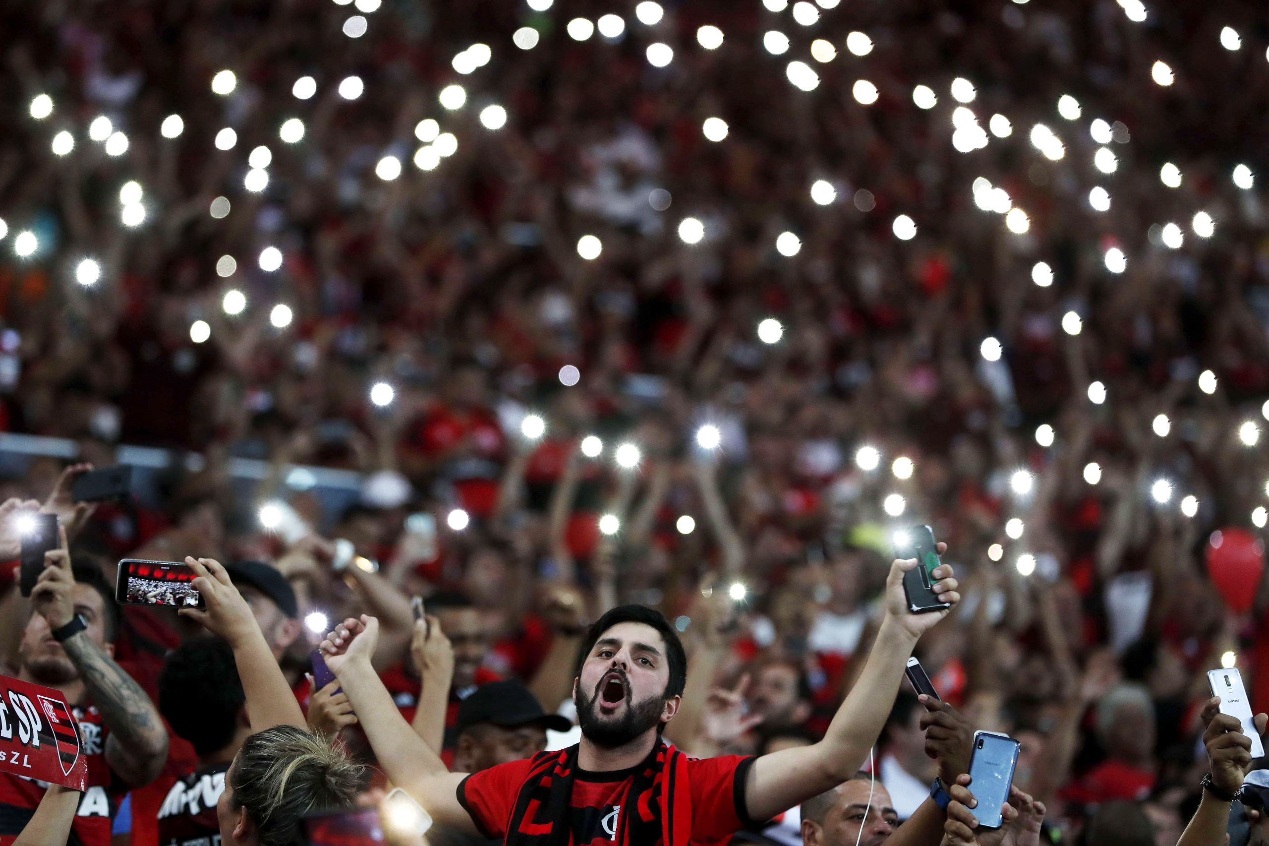 “Não tem como explicar esta emoção. Estou todo arrepiado e já chorei várias vezes”. Maracanã em festa com a vitória do Flamengo