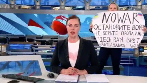 Jornalista russa que protestou contra ofensiva na Ucrânia foi detida