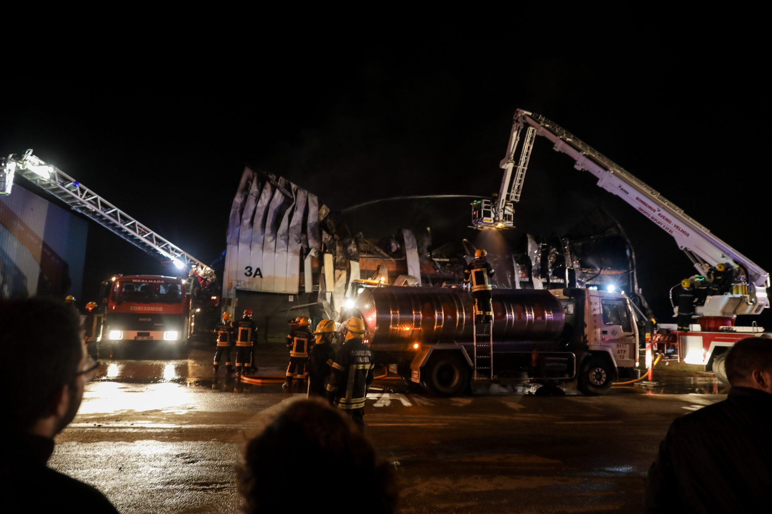 Incêndio em fábrica de Anadia considerado extinto perto da meia-noite de sábado