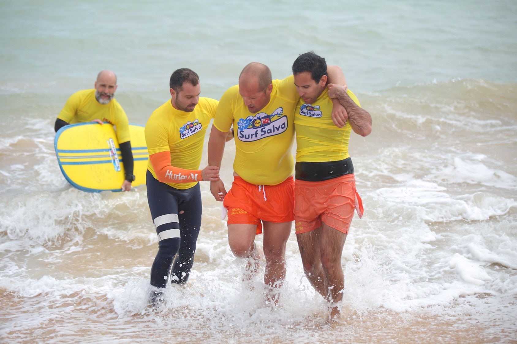 Surf Salva: o projeto que põe surfistas e nadadores salvadores a trabalhar em conjunto pela sua segurança