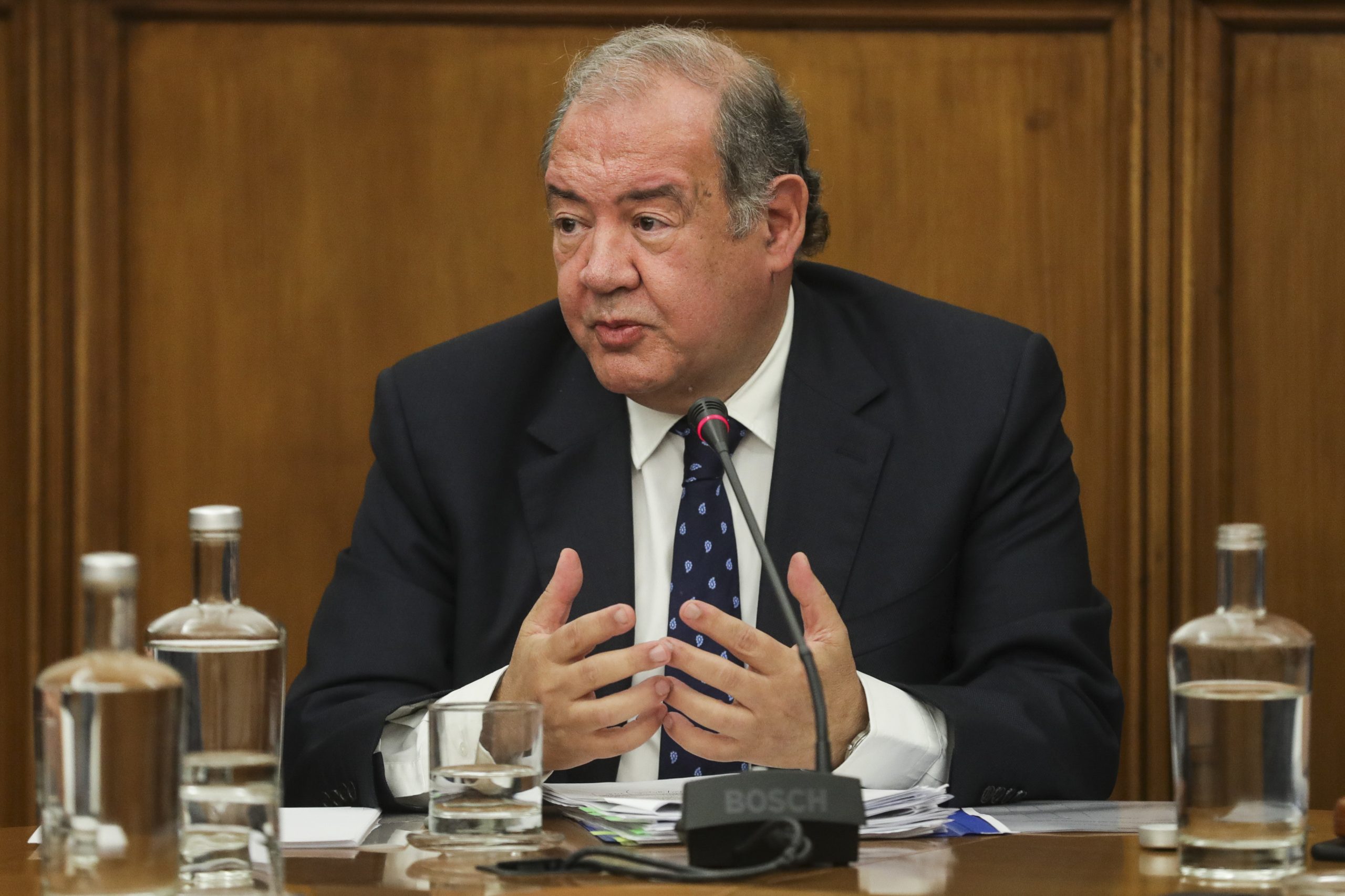 “Nem sozinho, nem acompanhado”. Ministro da Economia garante não ter “medo nenhum” de exprimir os seus “pensamentos”