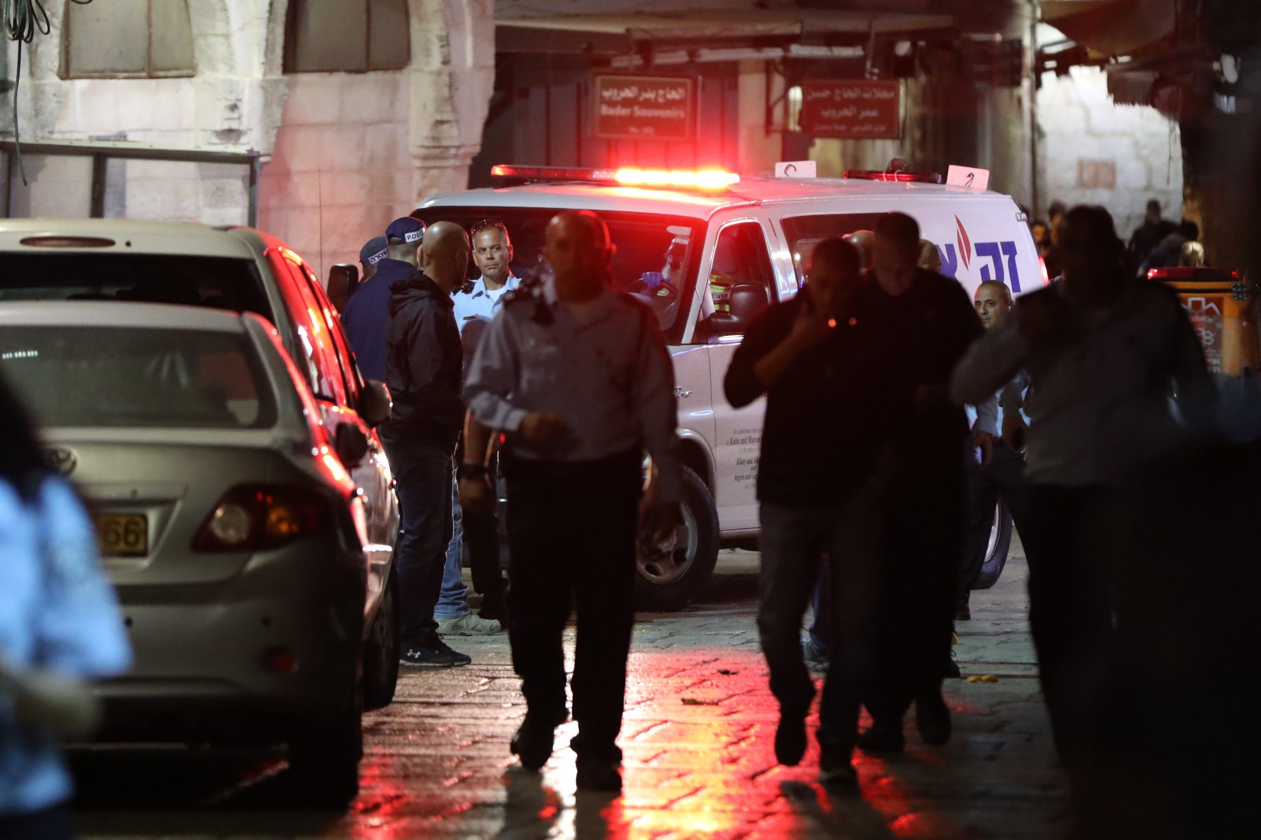 Adolescente palestiniano abatido a tiro após esfaquear dois polícias israelitas