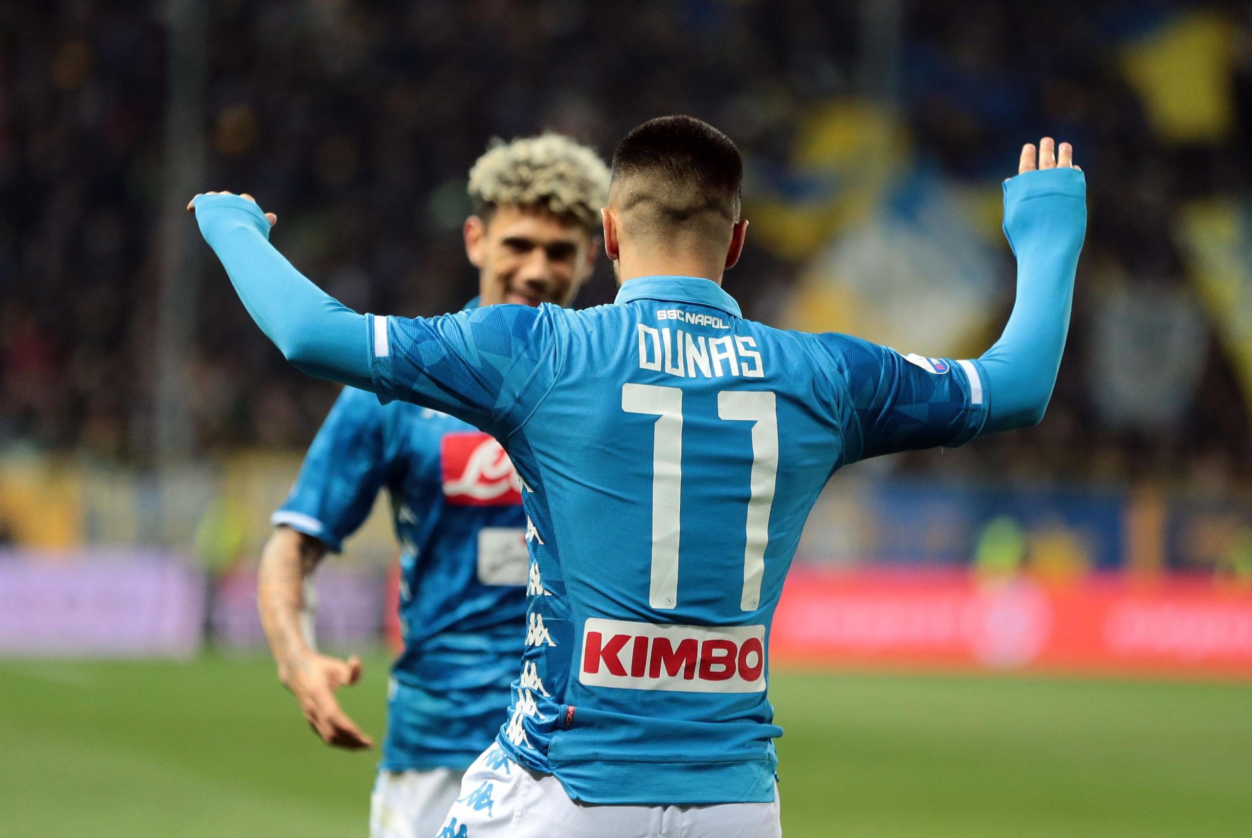 Nápoles mantém-se a 13 pontos da Juventus ao golear em Parma