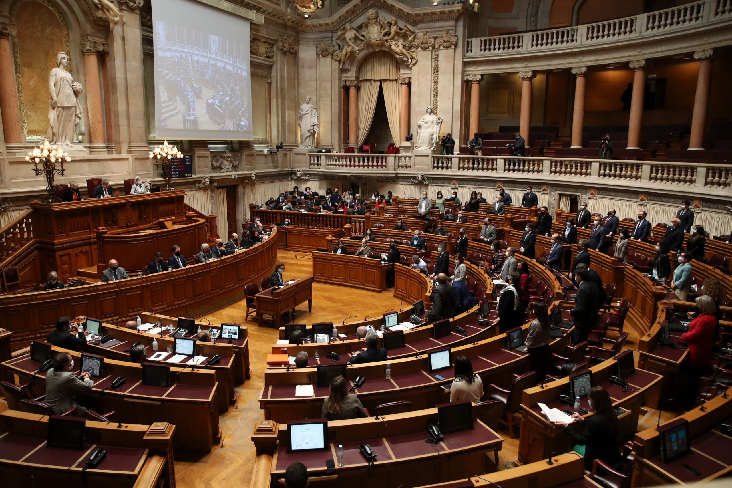 Parlamento admite petição para criar apoio estatal a bares e discotecas