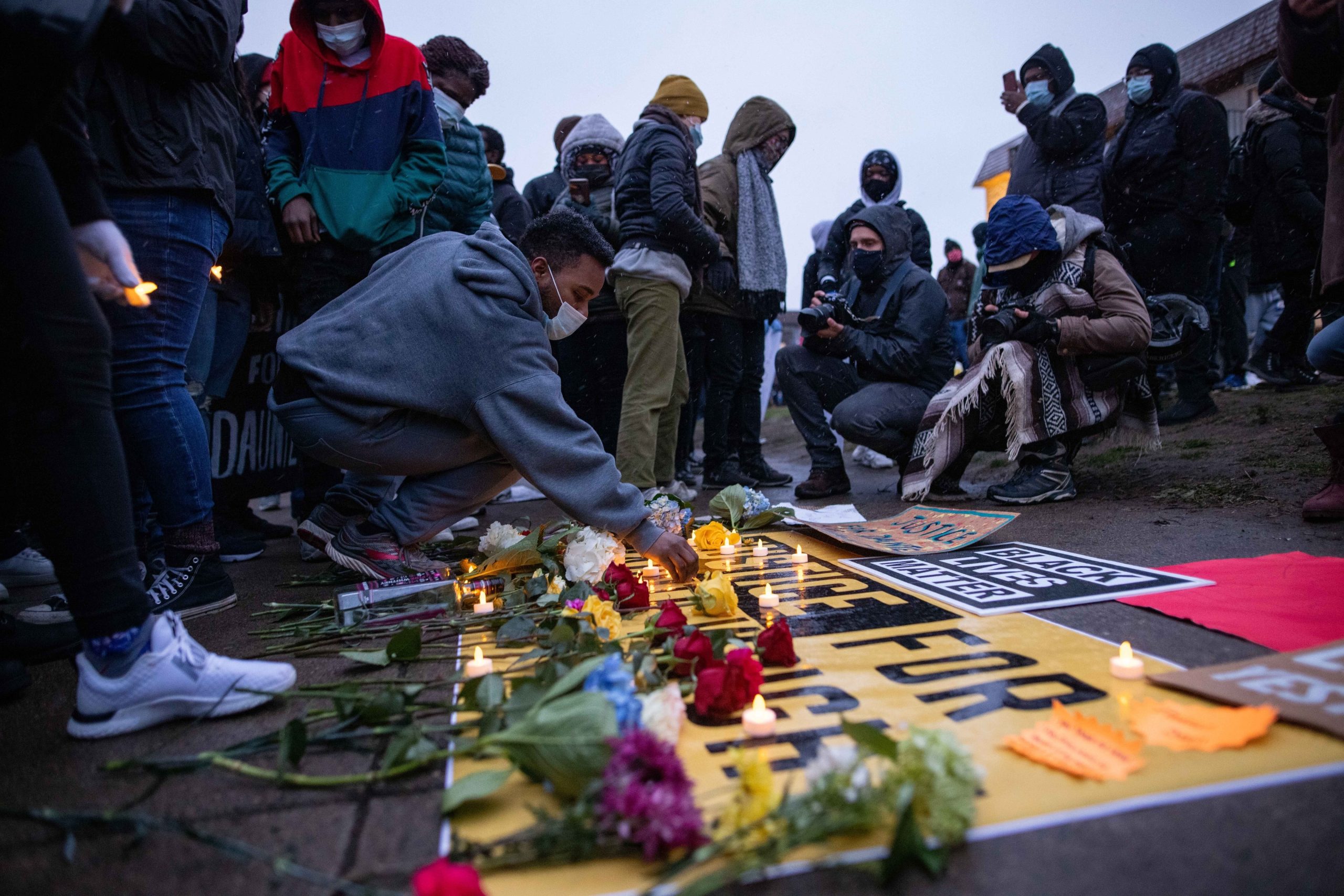 Daunte Wright: Terceira noite de protestos contra morte de afro-americano pela polícia em Minneapolis, nos Estados Unidos