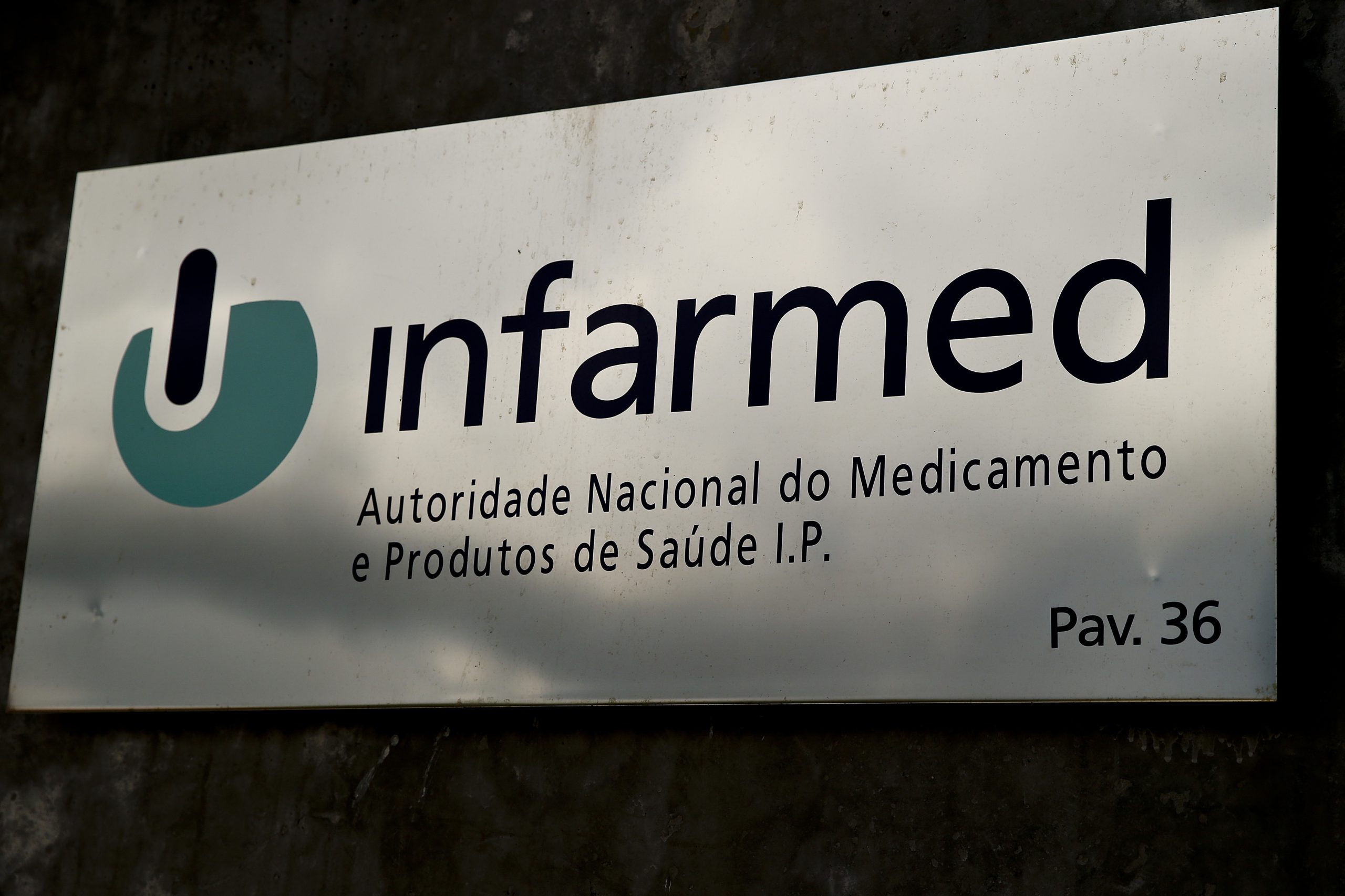 Infarmed alerta para pulseiras e pensos repelentes de mosquitos com certificado falso