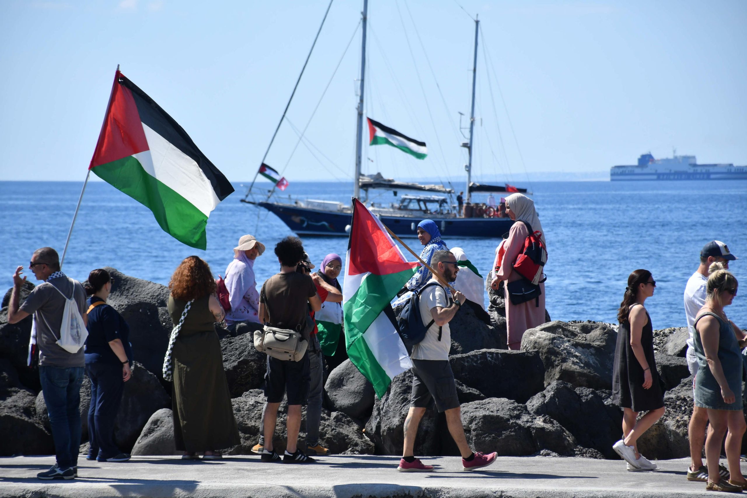 Flotilha humanitária aproxima-se da costa de Gaza e promete seguir em frente apesar dos alertas