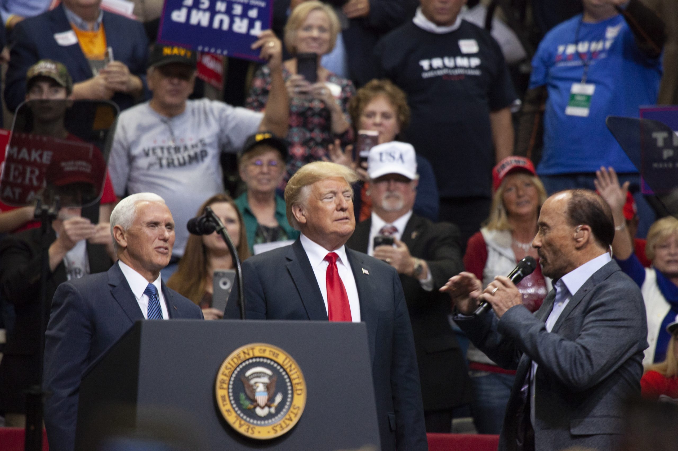Política anti-imigração de Trump é mau sinal para o resto do mundo, diz especialista