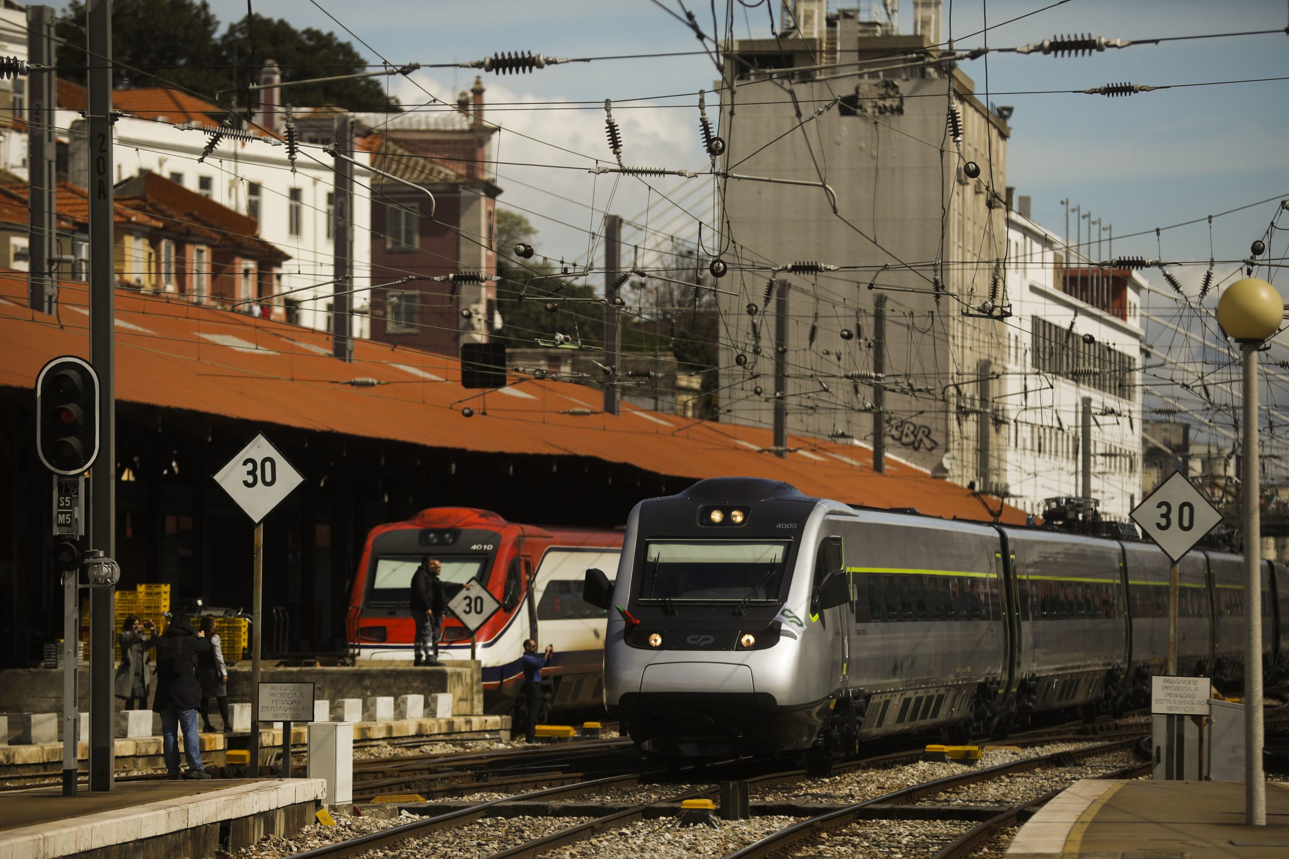 Desconvocada greve dos trabalhadores que fazem manutenção dos Alfa Pendular