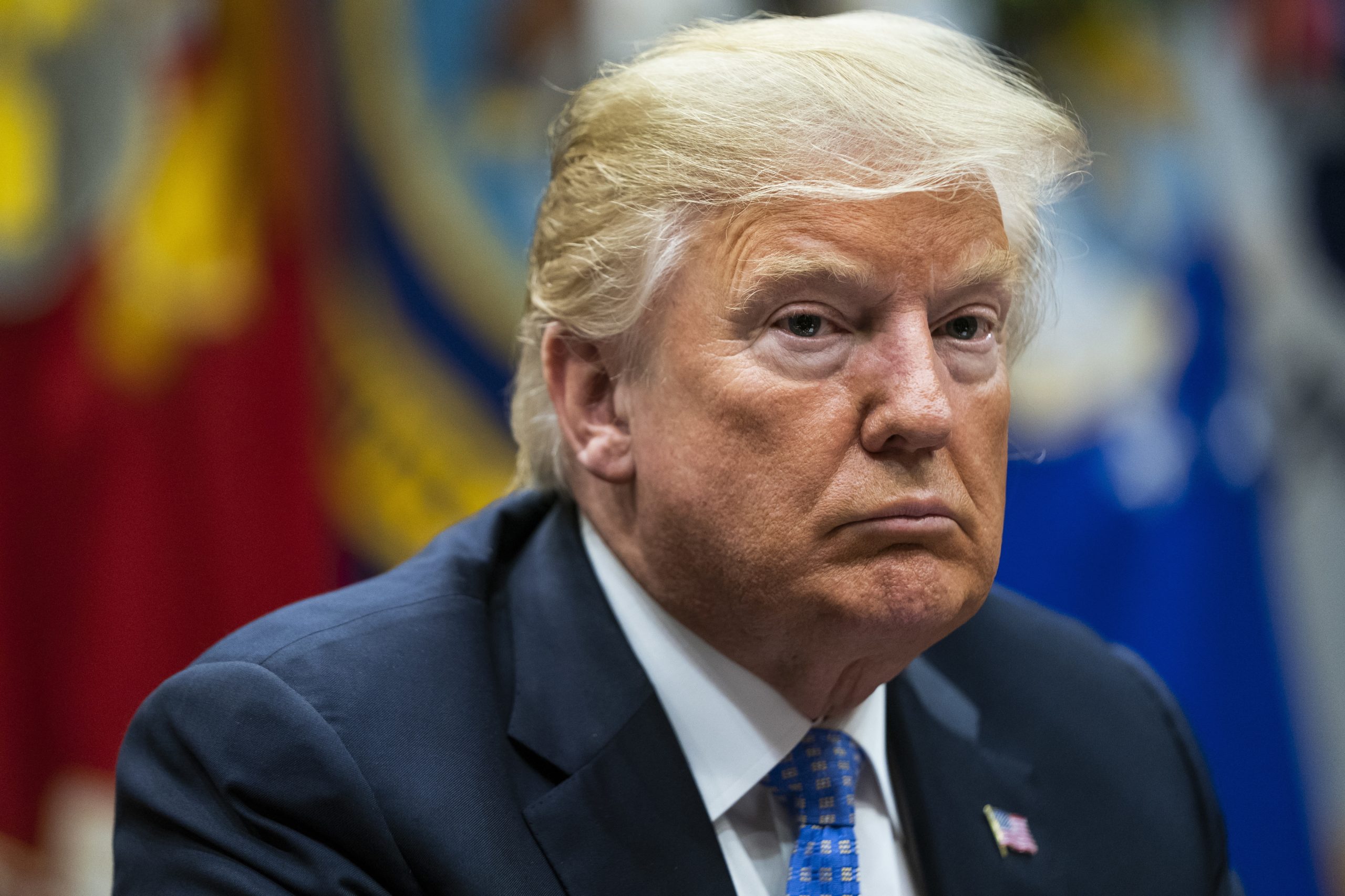 Trump presta homenagem a John McCain depois de críticas e pressões